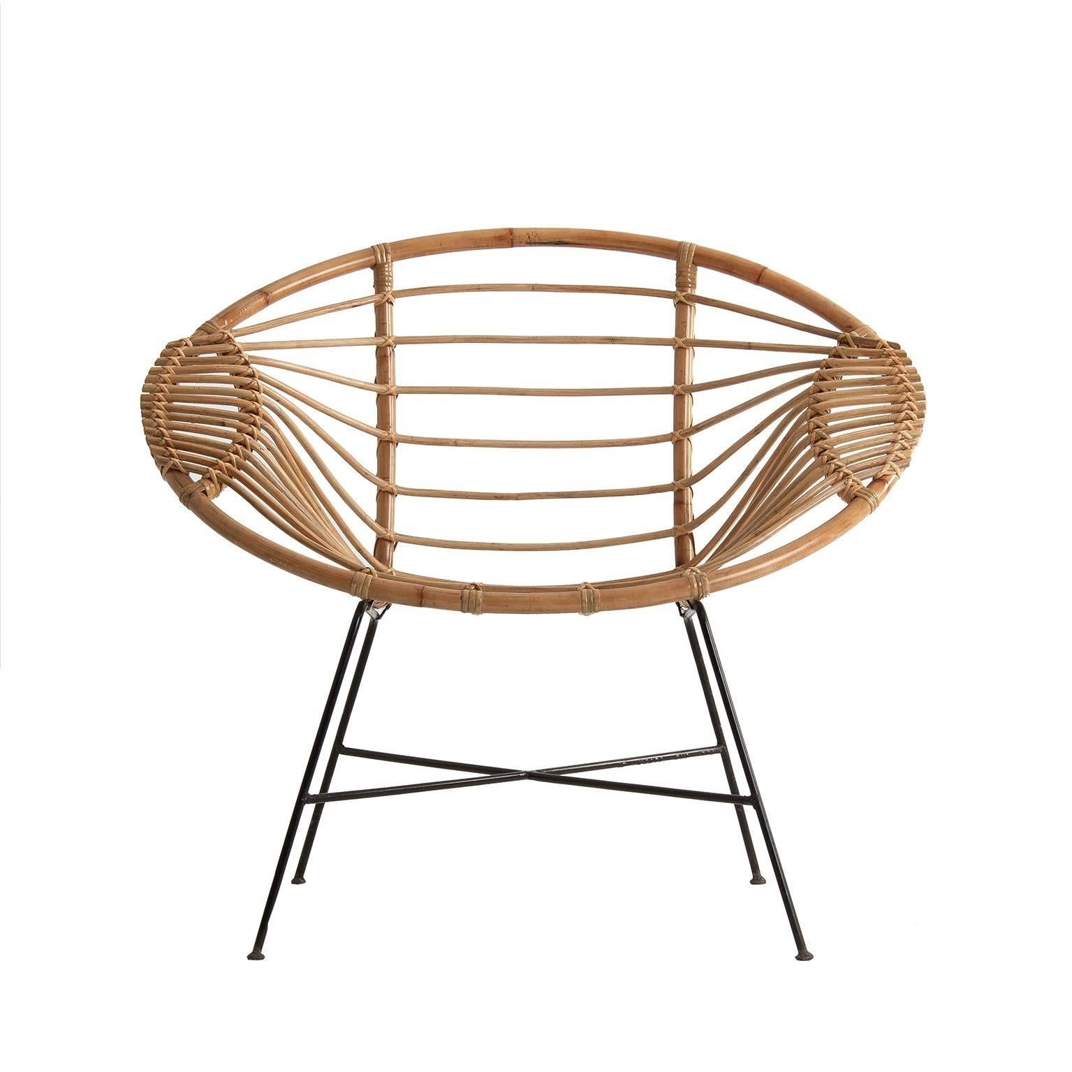 Everyone talks about it, some dream it, everyone wants it, they are very difficult to find and yet it is there, before your eyes; this rattan lounge chair in the style of Janine Abraham and Dirk Jan Rol.
And in addition in excellent condition ( new