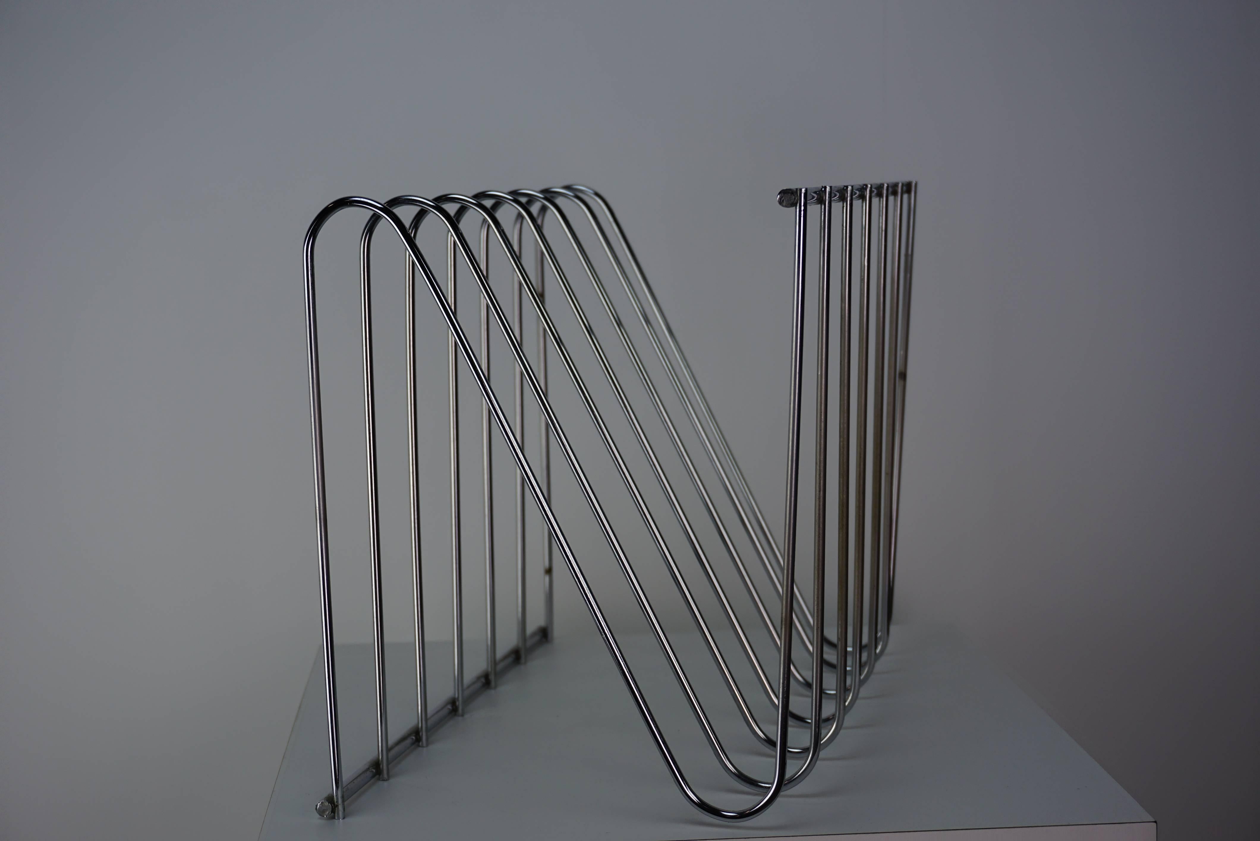 French Design Chromed Magazine Rack by François Arnal In Excellent Condition In Tourcoing, FR