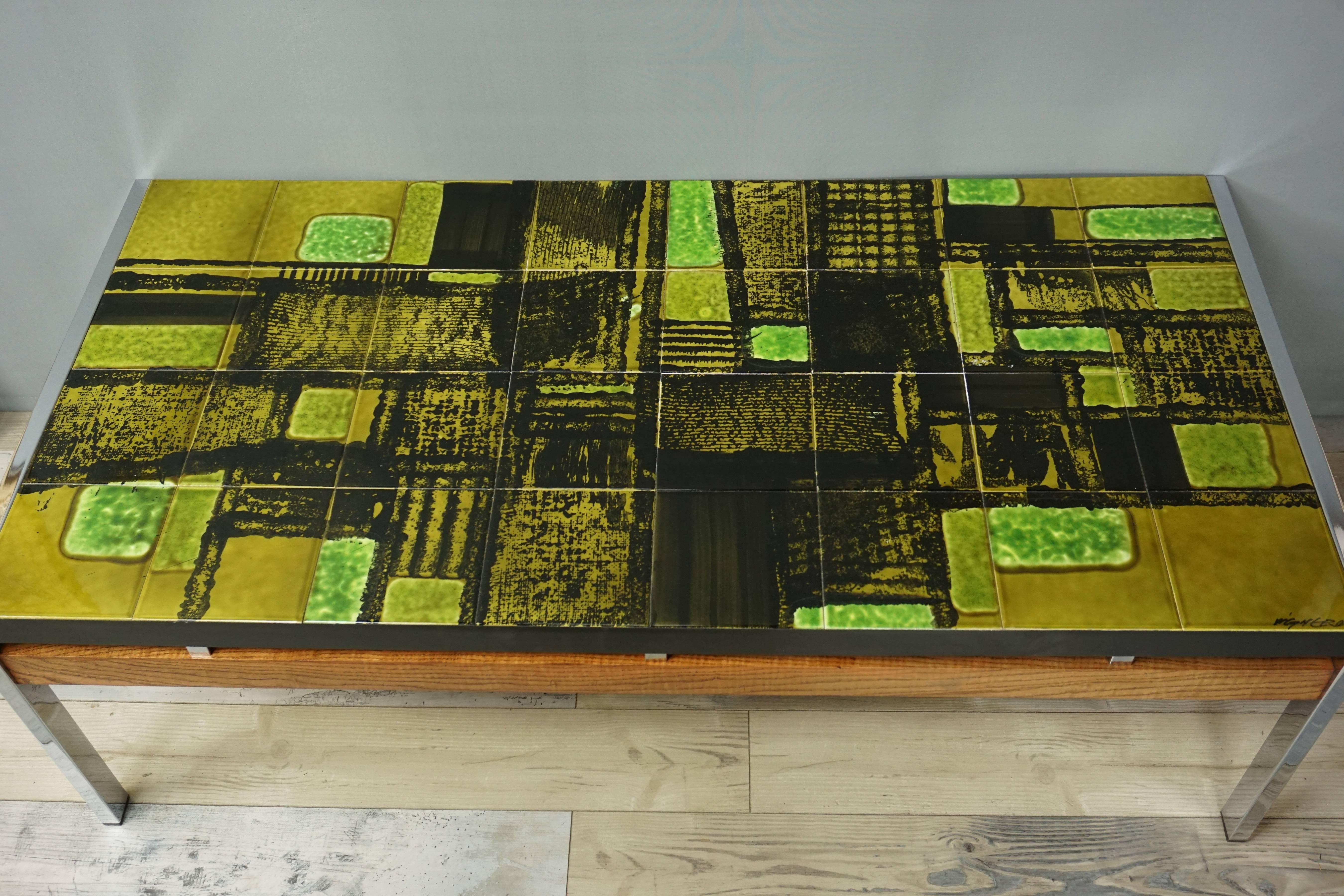 Important coffee table of the 50s consisting of a ceramic tray (in excellent condition: no blows or cracks) signed Vigneron AND a chromed steel structure highlighted by solid wood. The combination of the explosive colors of the brutalized ceramic