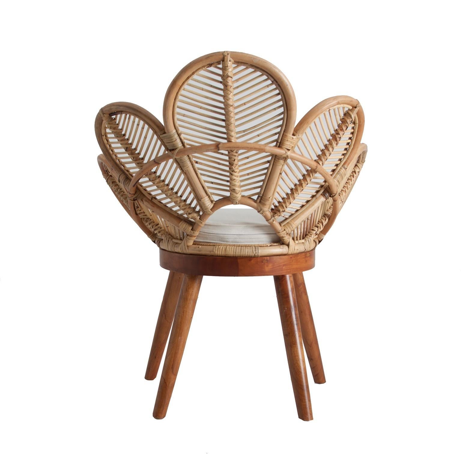 Mahagoni-Sessel mit Holzfüßen und Rattanblumen aus Mahagoni im Zustand „Neu“ in Tourcoing, FR