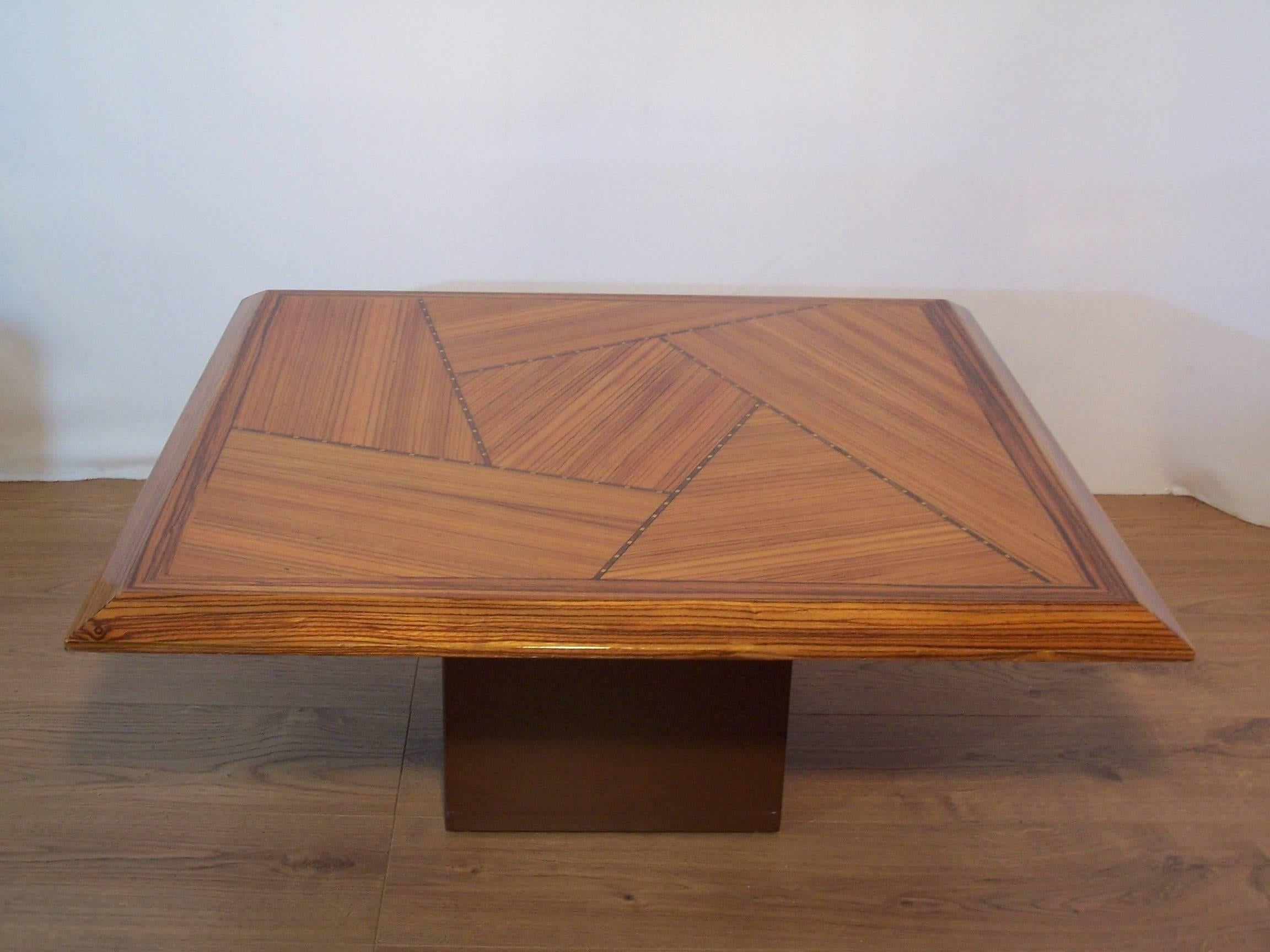 Beautiful combination of wood species, such as the Zebrano (central African tree, brown to black on beige), for this coffee table with a design and a resolutely modern look. Sublime work of contemporary marquetry, work of freeform, subtle frieze in