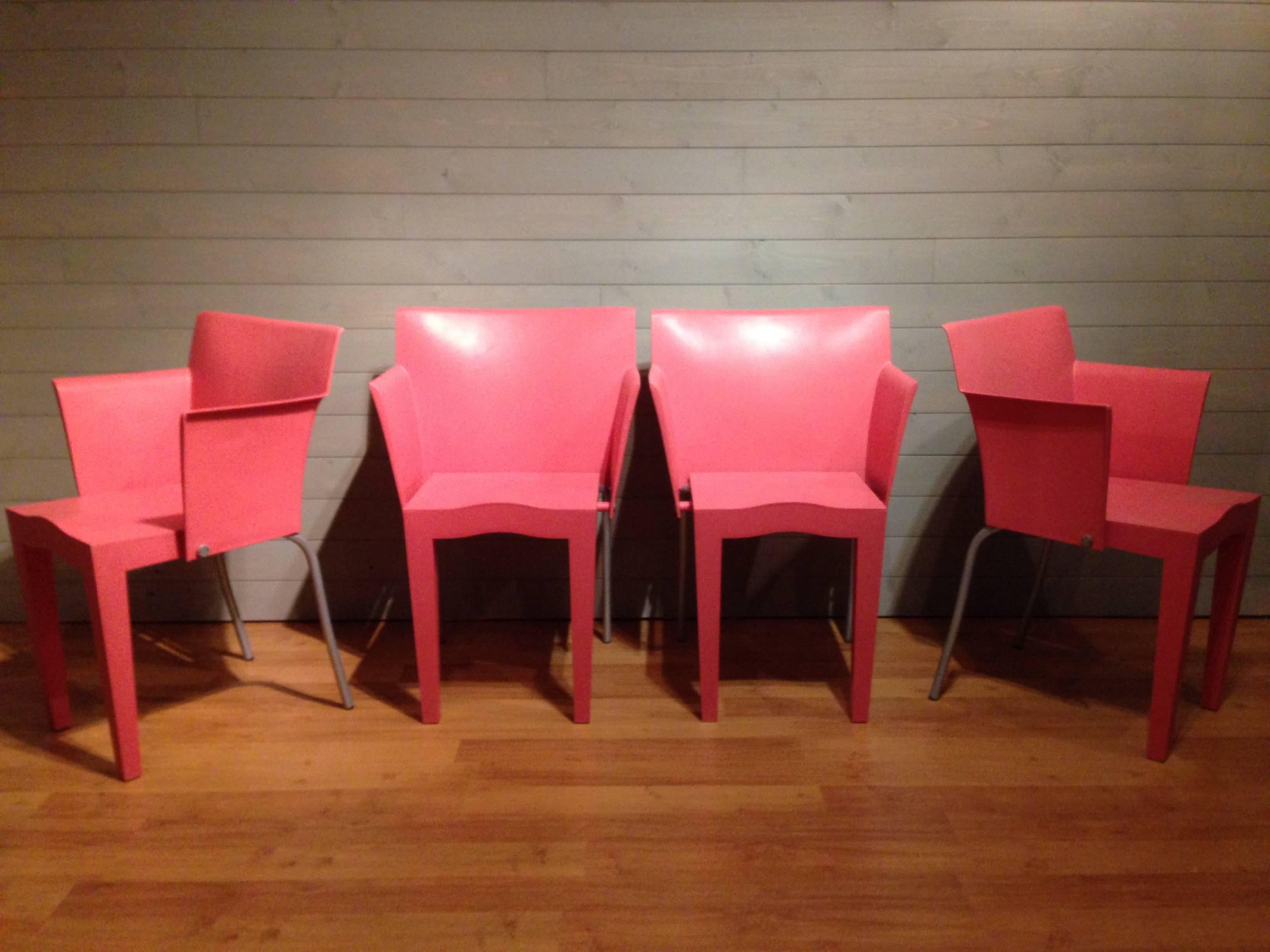 Rare series of Kartell armchairs model Super Glob by Philippe Starck, published in the early 1990s, for Kartell.
Its original design makes it a must have!
Structure in polypropylene and rear base in sanded aluminum.
Color Pink Pop!
Design,