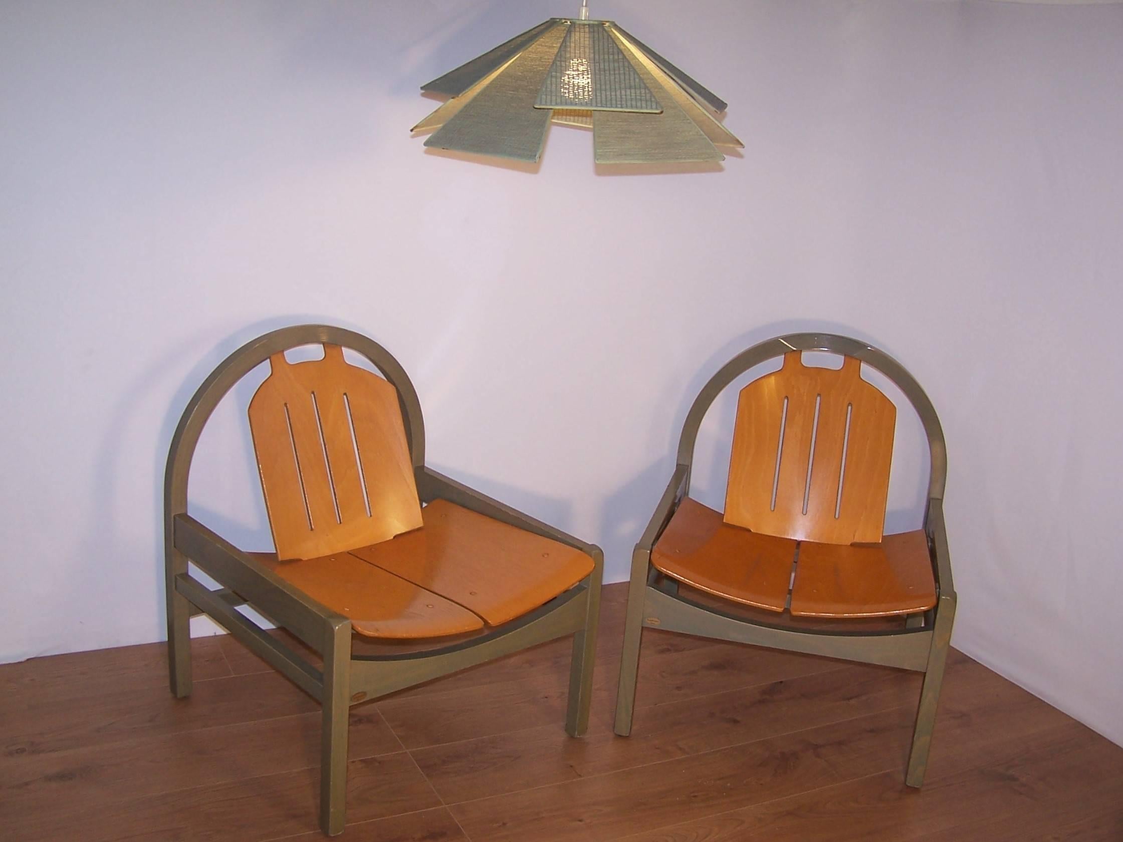 Paire de chaises longues confortables produites en France dans les années 1980 par Baumann. Chaque chaise est dotée d'un cadre en bois et d'un siège en bois. Trois paires disponibles.