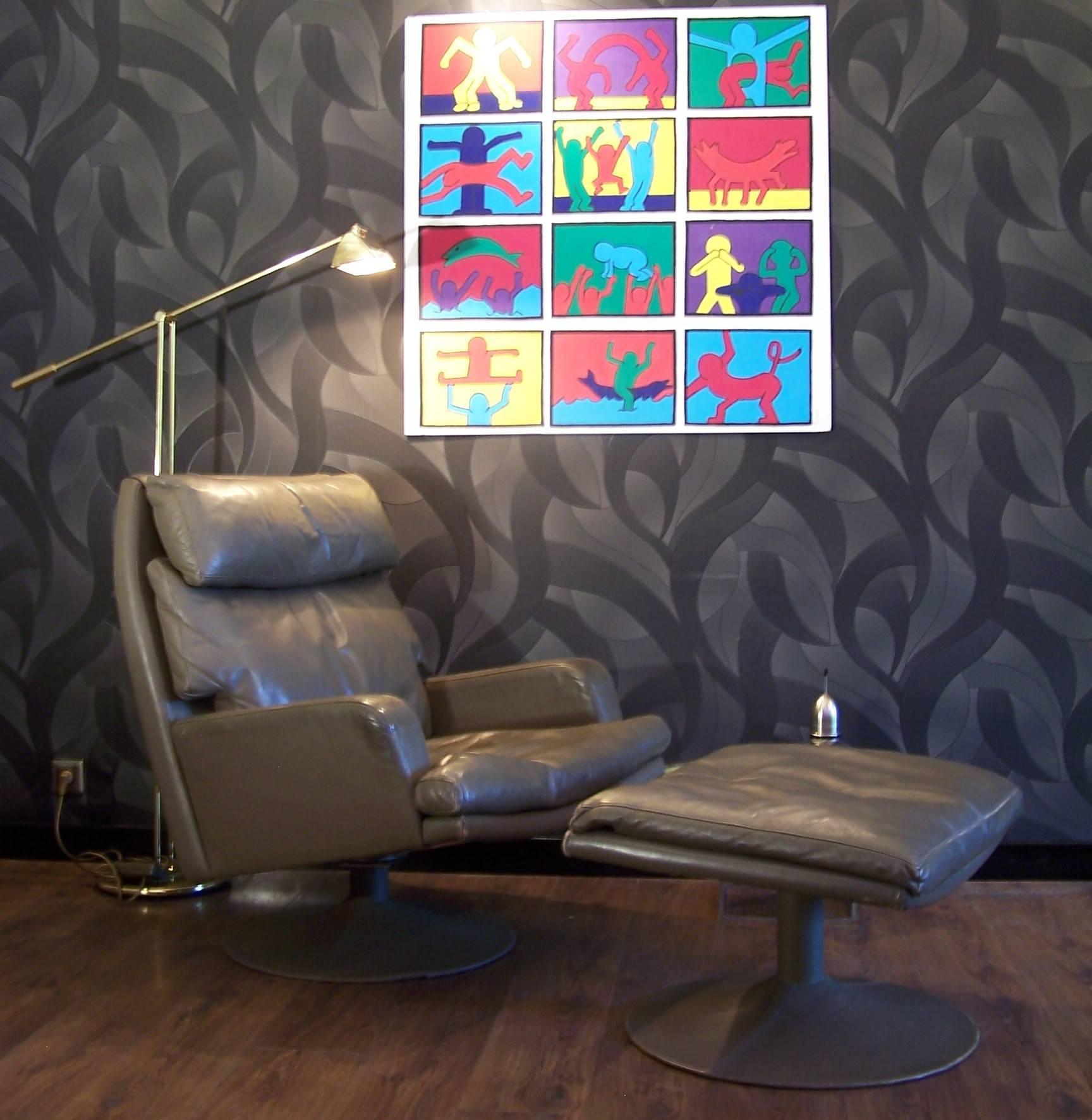 Large Vintage Leather Swivel Chair and Ottoman In Excellent Condition For Sale In Tourcoing, FR