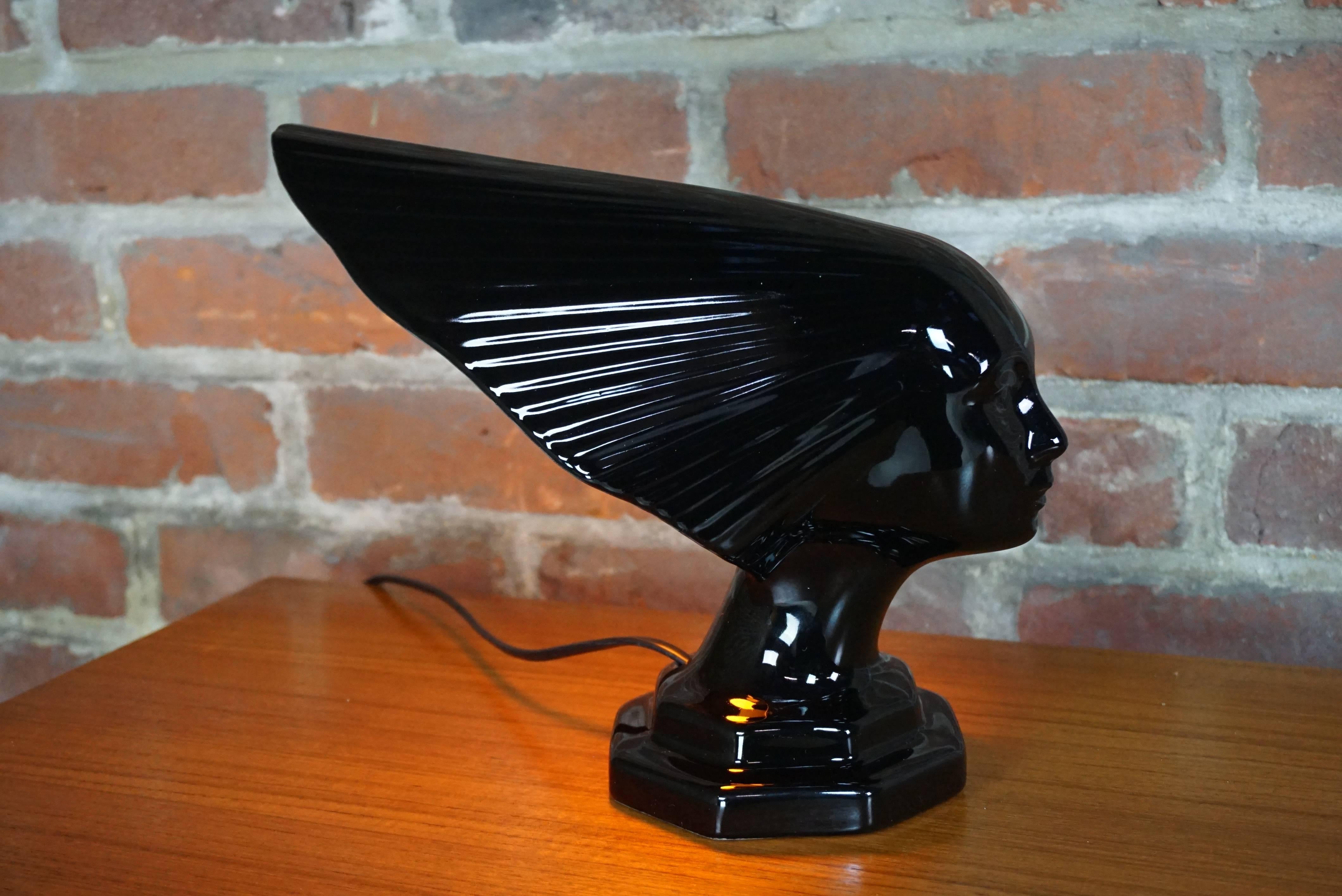 Magnificent and rare Lalique enameled black victory lamp. Perfect for indirect lighting or soft lighting, it is astonishing by its beauty and elegance.
Probably hand enameled since it presents a small lack of enamel before cooking, visible on the