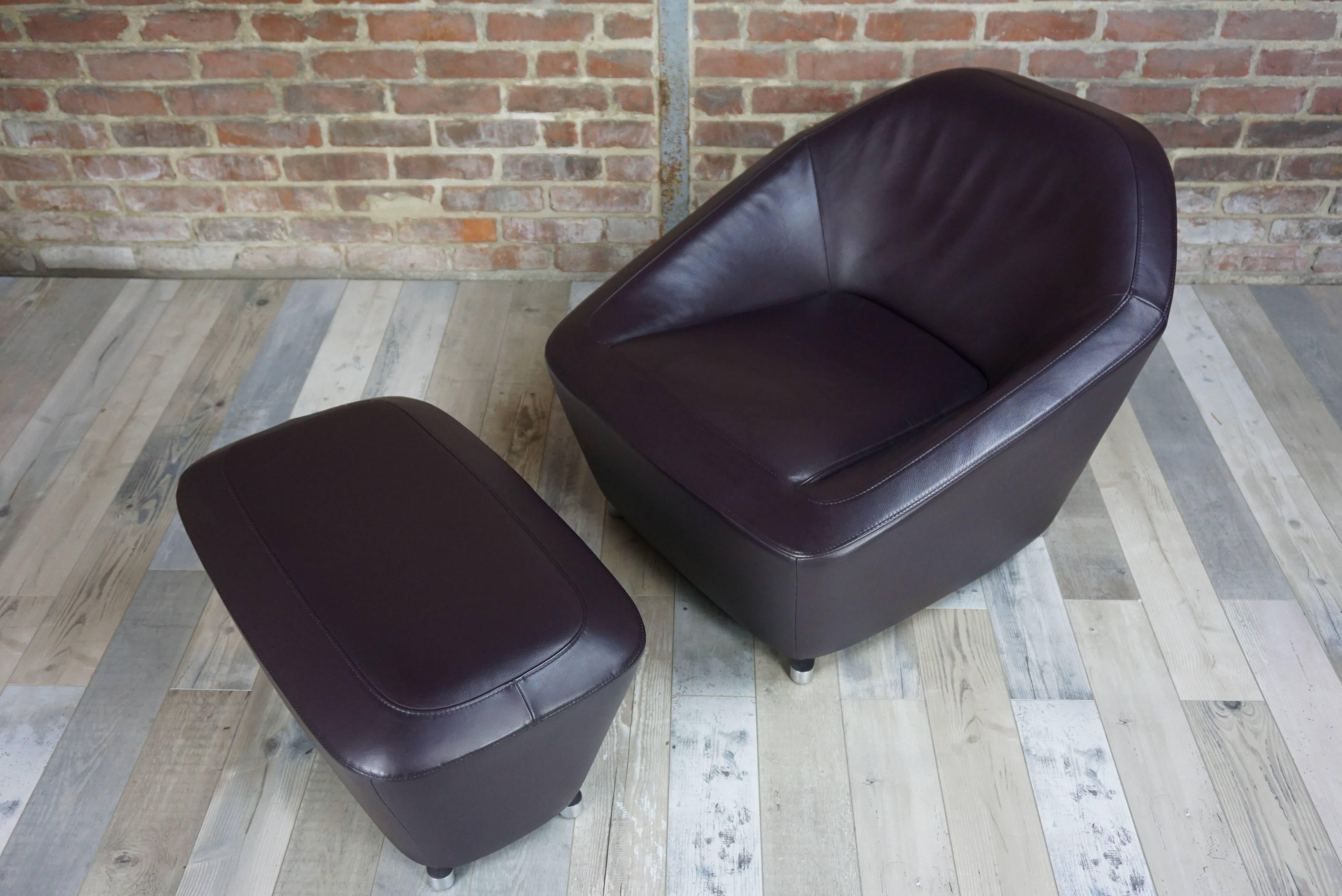 Ultra design, timeless and high-quality, this superb lounge armchair in the form of diamond, created by François Bauchet for Cinna, is leather in dark purple color, with light reflections lie of wine according to light. In perfect state of