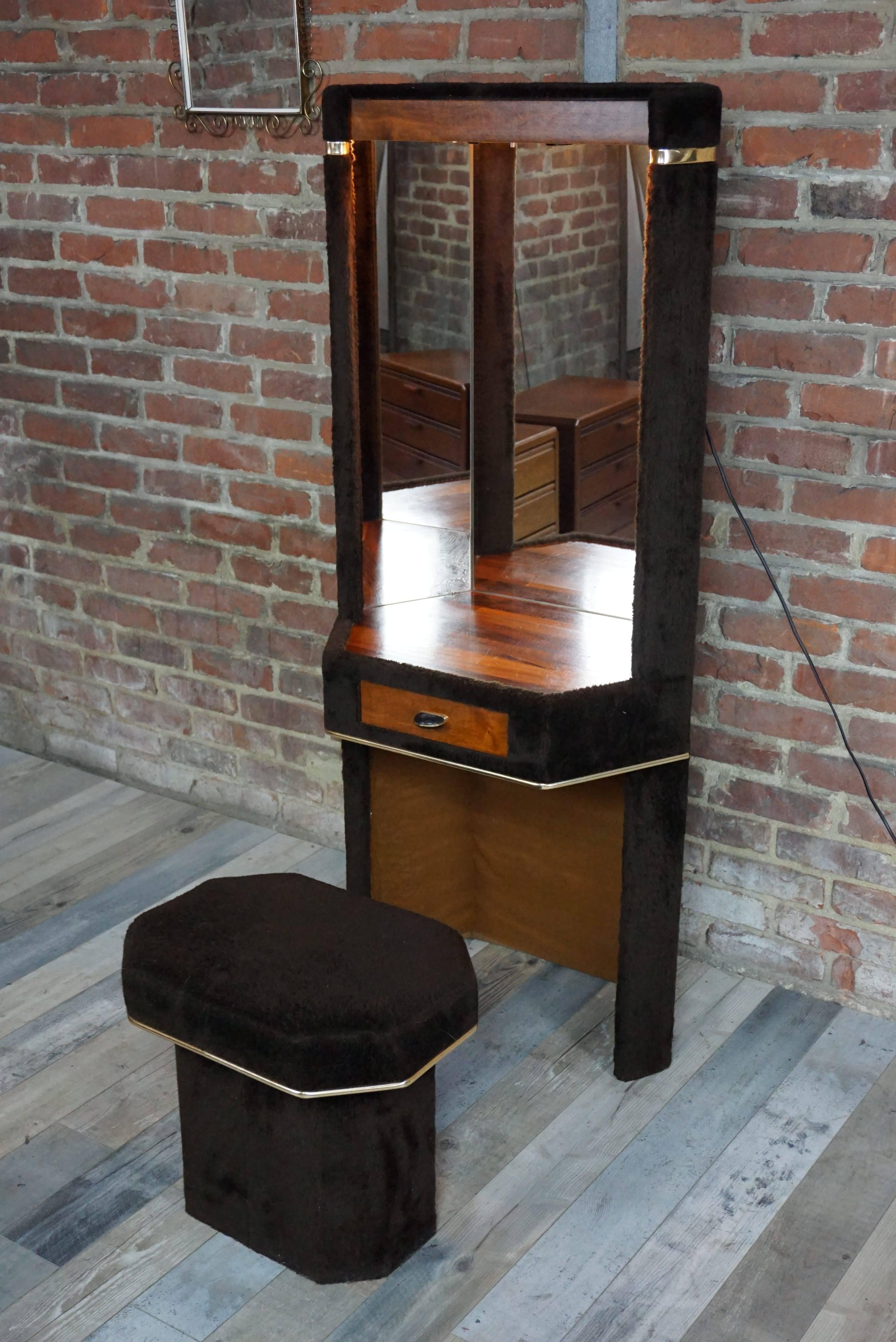 Original and very deco,
This functional hairdresser will delight space age enthusiasts.
Fur brown moumoute in very good condition.
Mirror backlit with switch on console.
Matching stool 41 cm high.