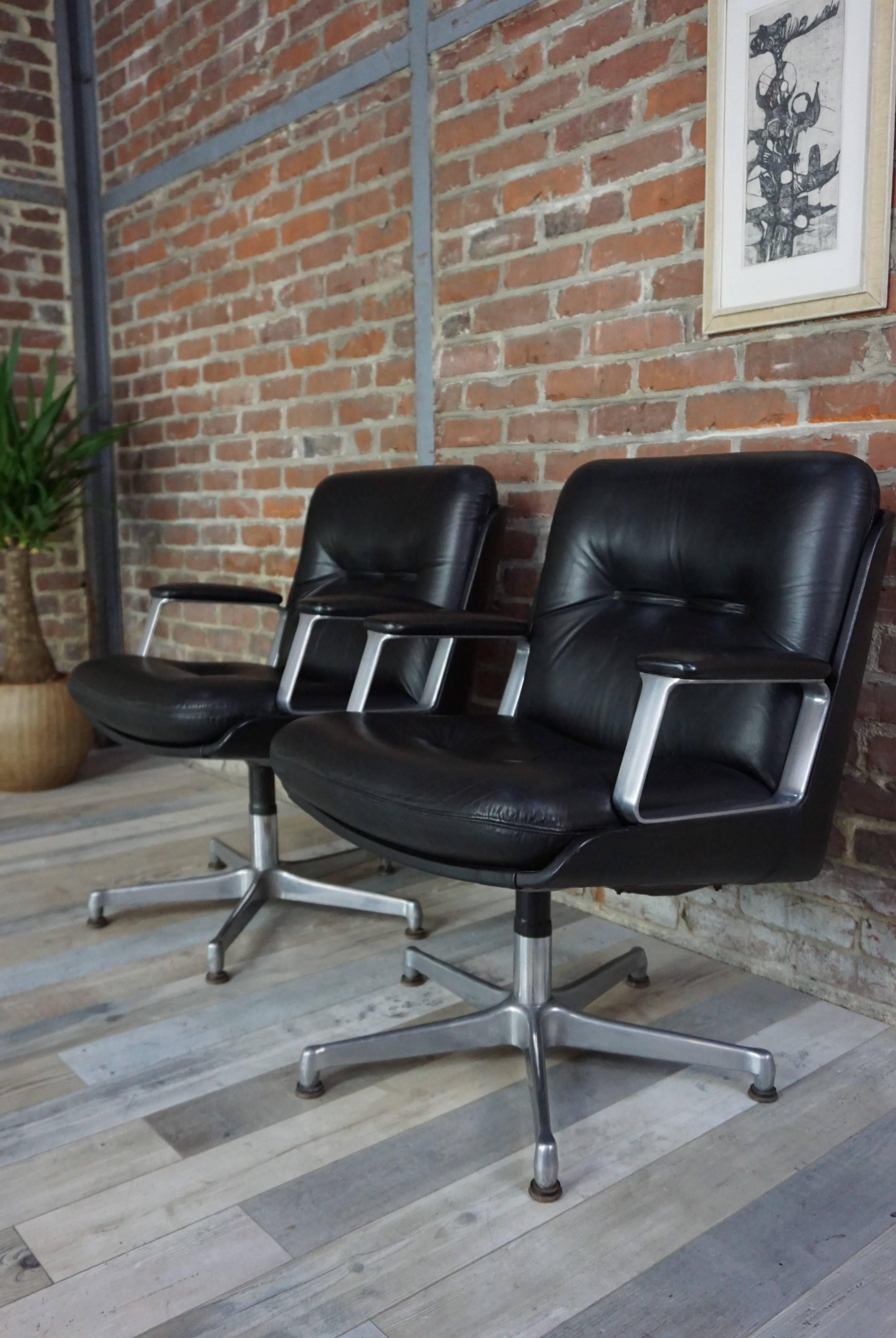 Pair of leather armchairs design by Vaghi, Italian manufacturer of high-end office chairs since 1964. These chairs are in black leather of excellent quality. Seat height 50 cm. They are not adjustable in height and are not pivotable.