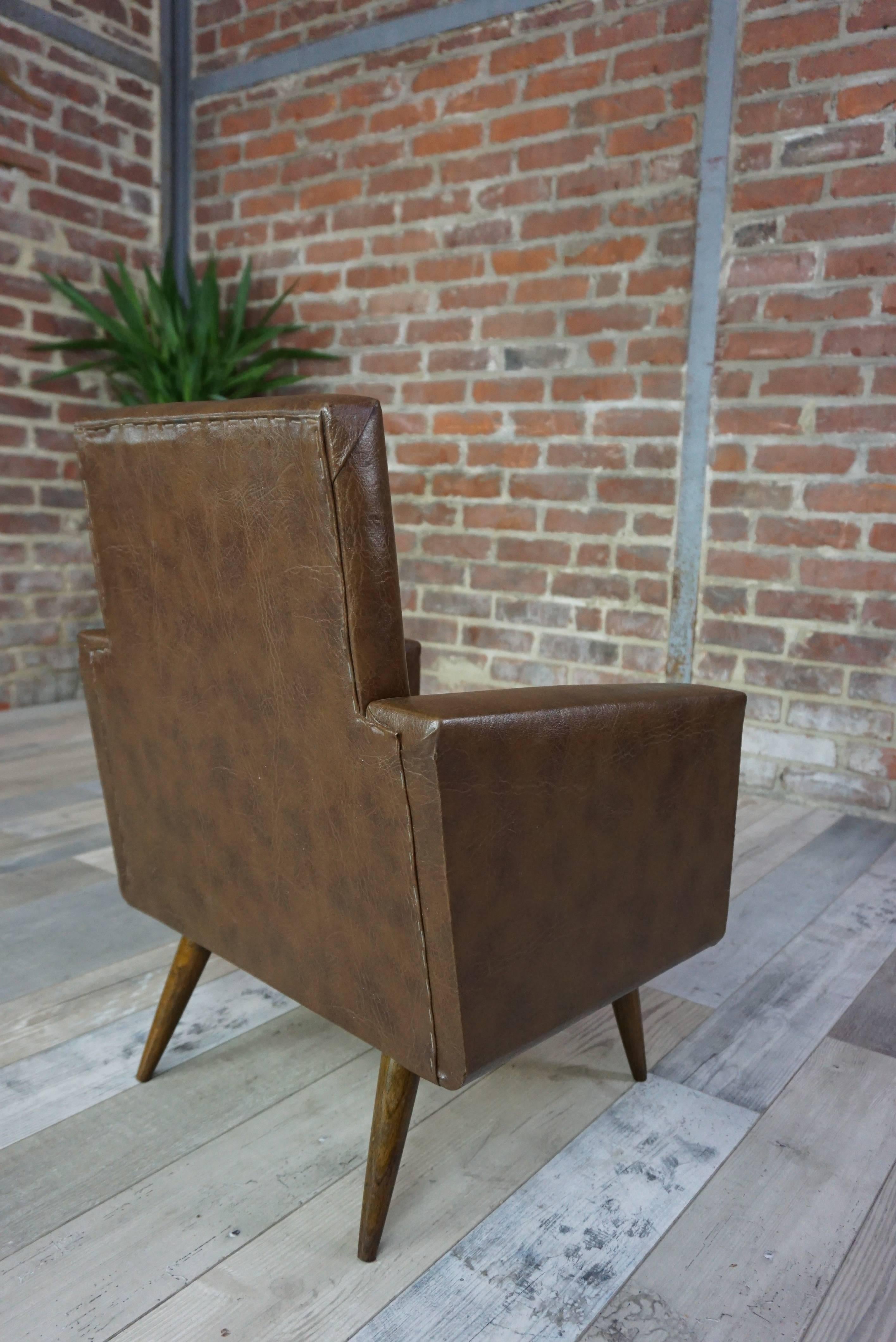 Adorable children's armchair of the 1950s 
Original by its dimensions (seat height 25cm), its wooden compass feet, its hull trimmed with brown leather look are in very good state of conservation.