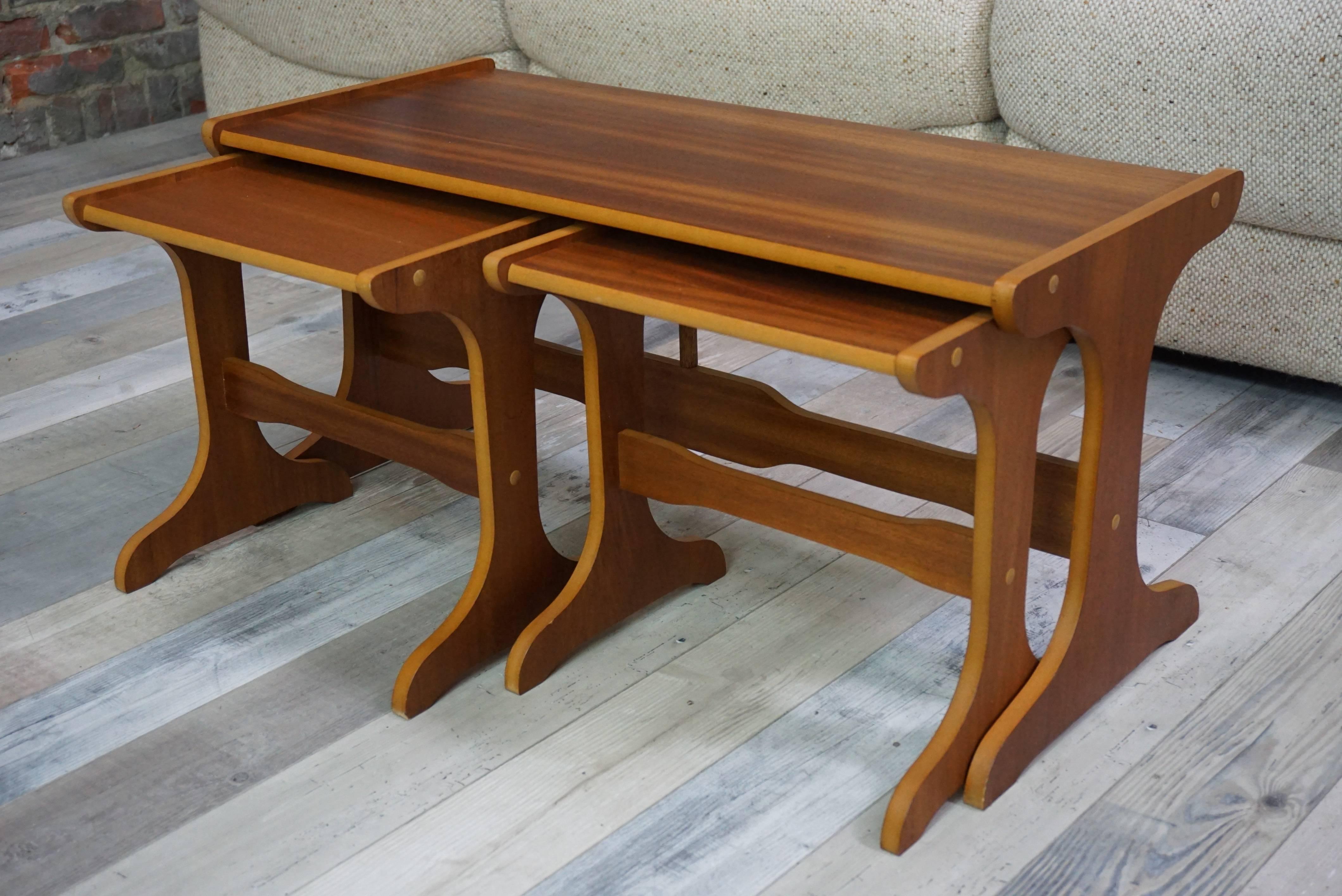 Pretty set of coffee tables in teak design of the 1950s to take everywhere! In solo, in duet or the complete set, use the large coffee table, the small assorted at the ends of couch, as sofa tables, end tables or even in bedside tables ... dare you