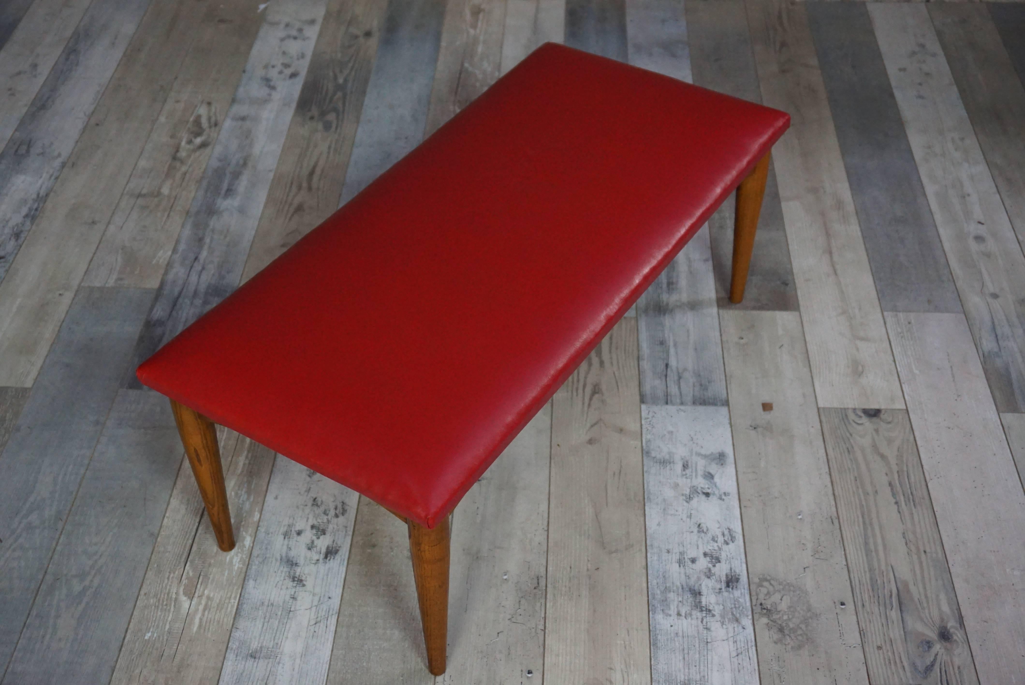 Nice Scandinavian bench.
Red faux leather, in very good state of conservation.