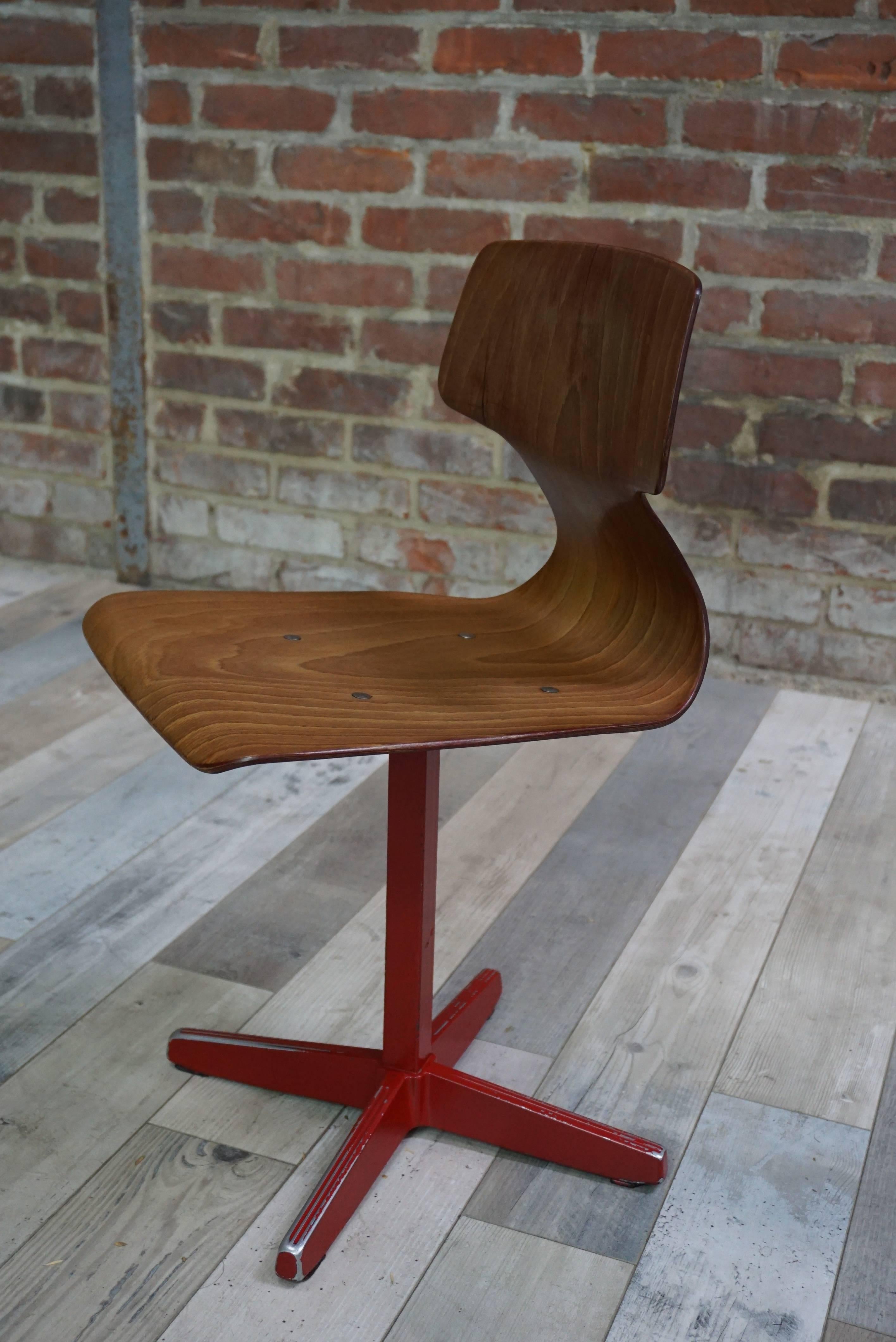 Schöner, gestempelter und nummerierter Stuhl, der in den späten 1950er und in den 1960er Jahren für öffentliche Gebäude (Universitäten, Werkstätten, Kantinen) hergestellt wurde. Die Galvanitas-Werkstatt war damals für ihre Qualität und Langlebigkeit