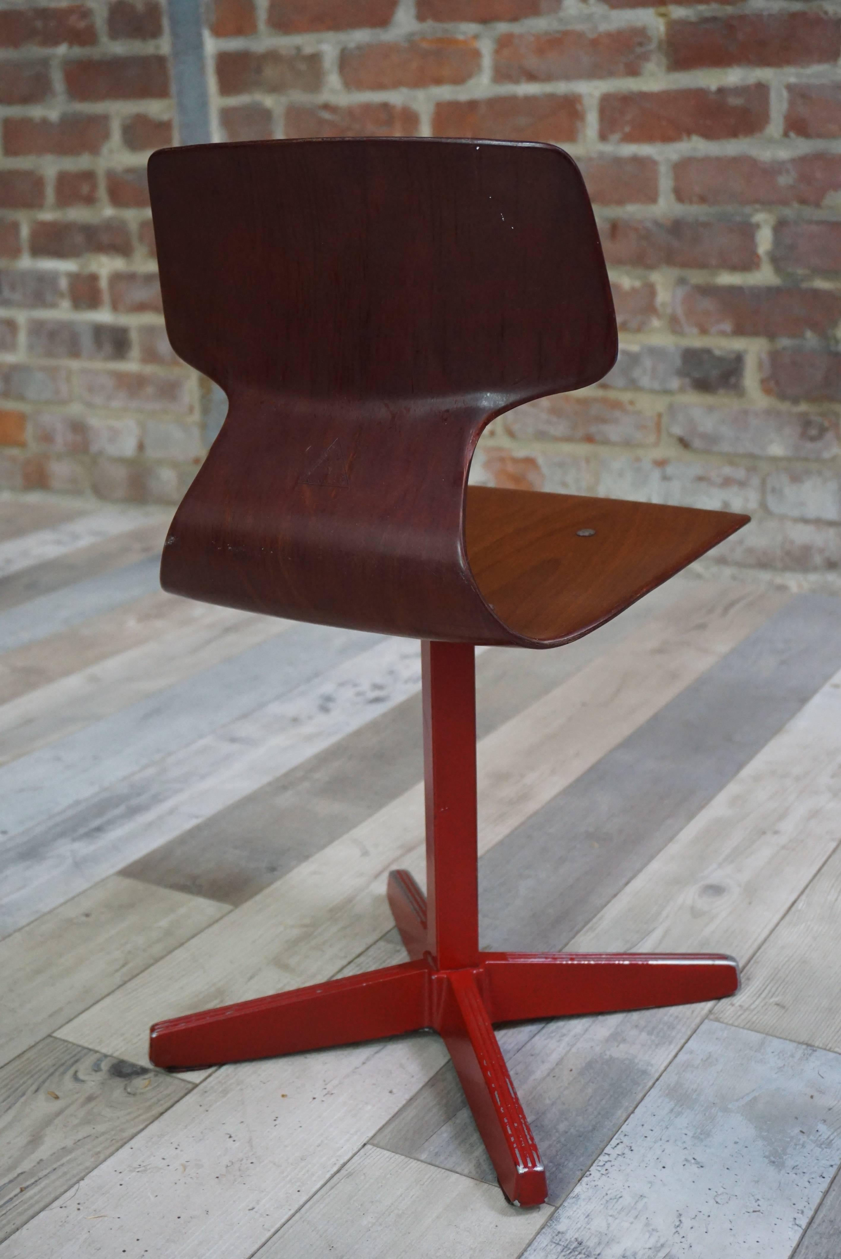 Galvanitas Kinder Pagwood 1960er Jahre Kleiner Stuhl aus Holz (Moderne der Mitte des Jahrhunderts) im Angebot