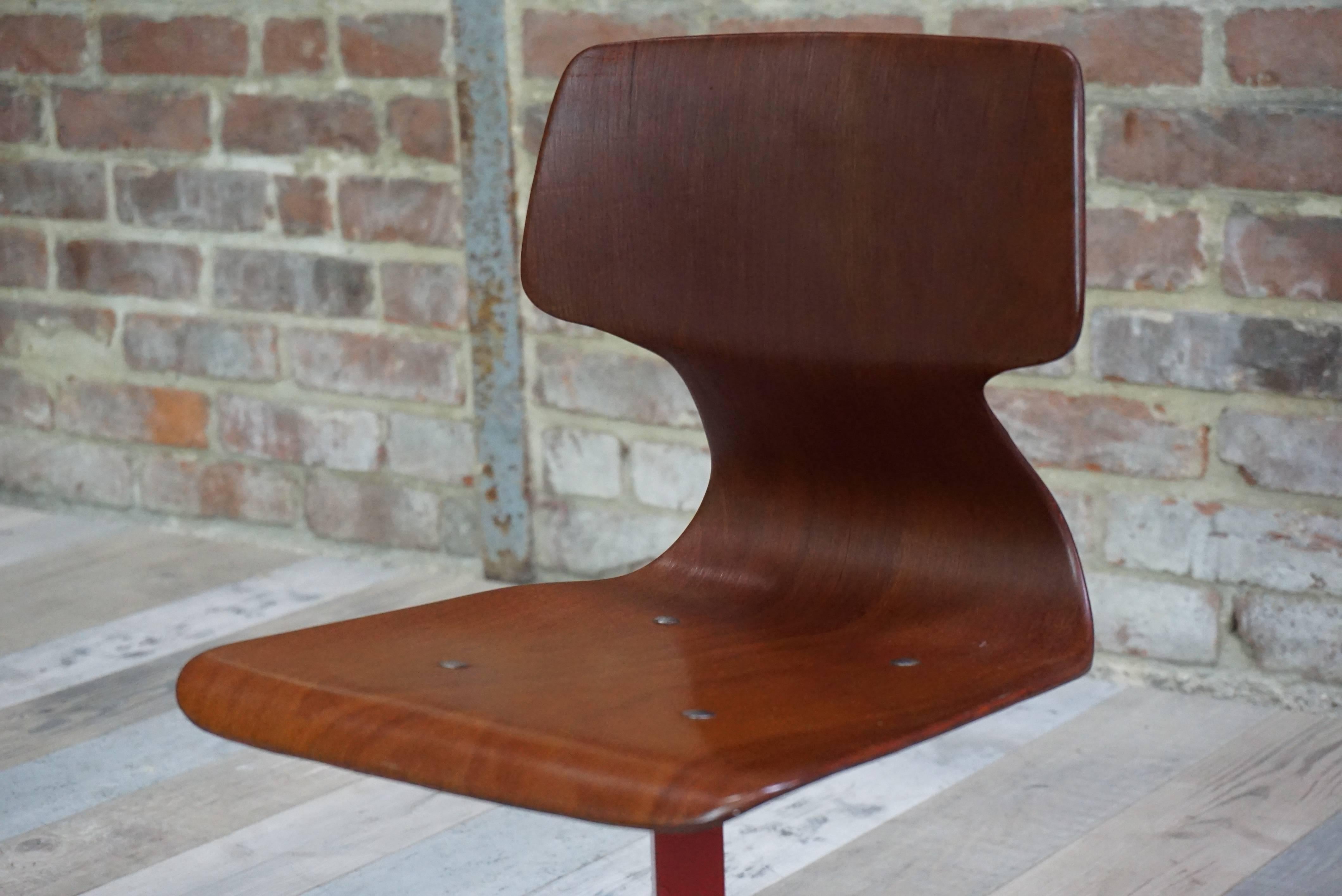 Galvanitas Kinder Pagwood 1960er Jahre Kleiner Stuhl aus Holz (20. Jahrhundert) im Angebot