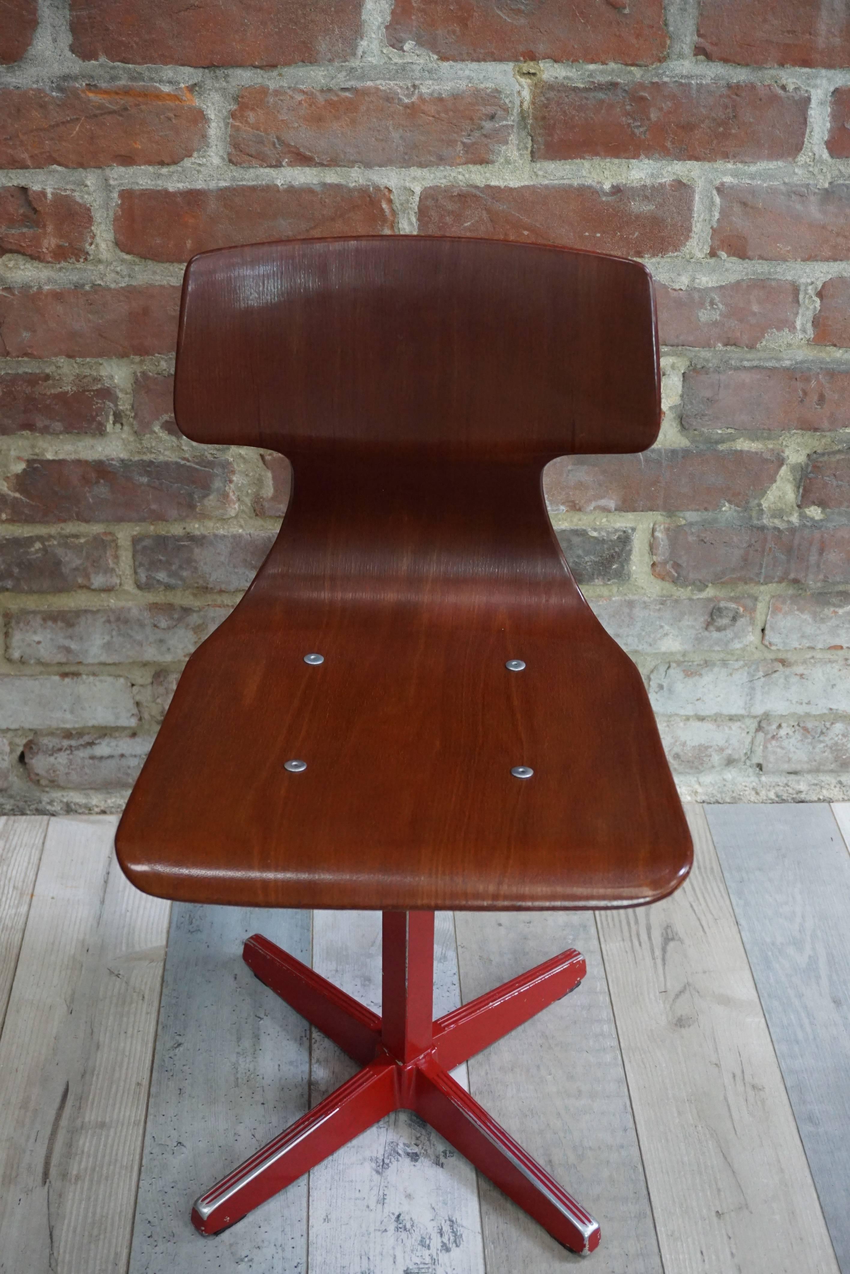 Schöner, gestempelter und nummerierter Stuhl, der in den späten 1950er und in den 1960er Jahren für öffentliche Gebäude (Universitäten, Werkstätten, Kantinen) hergestellt wurde. Die Galvanitas-Werkstatt war damals für ihre Qualität und Langlebigkeit