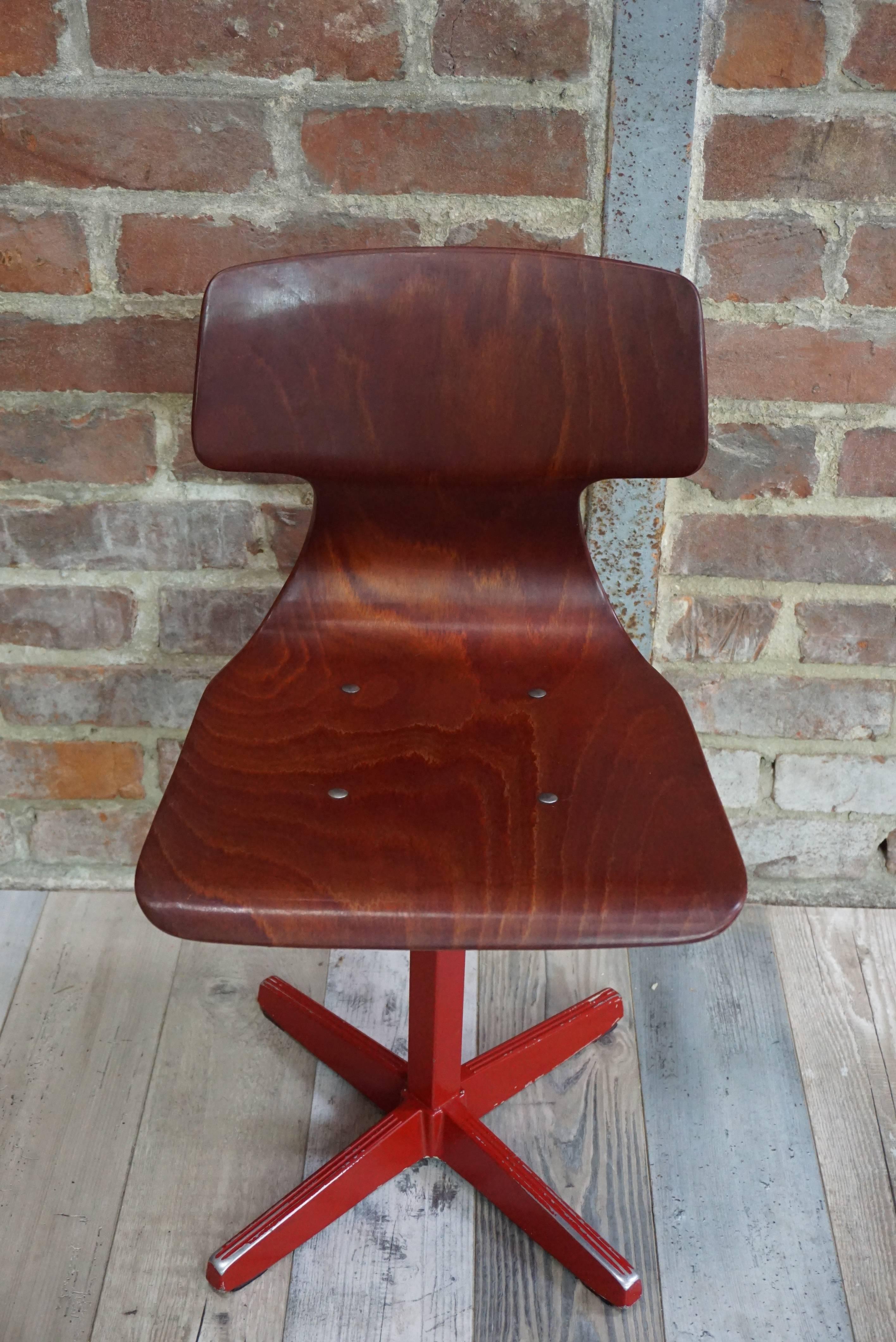 Beautiful chair stamped and numbered, produced in the late 1950s and during the 1960s for public buildings (universities, workshops, canteens). The Galvanitas workshop was known at the time for its quality and durability: the metal was thicker than