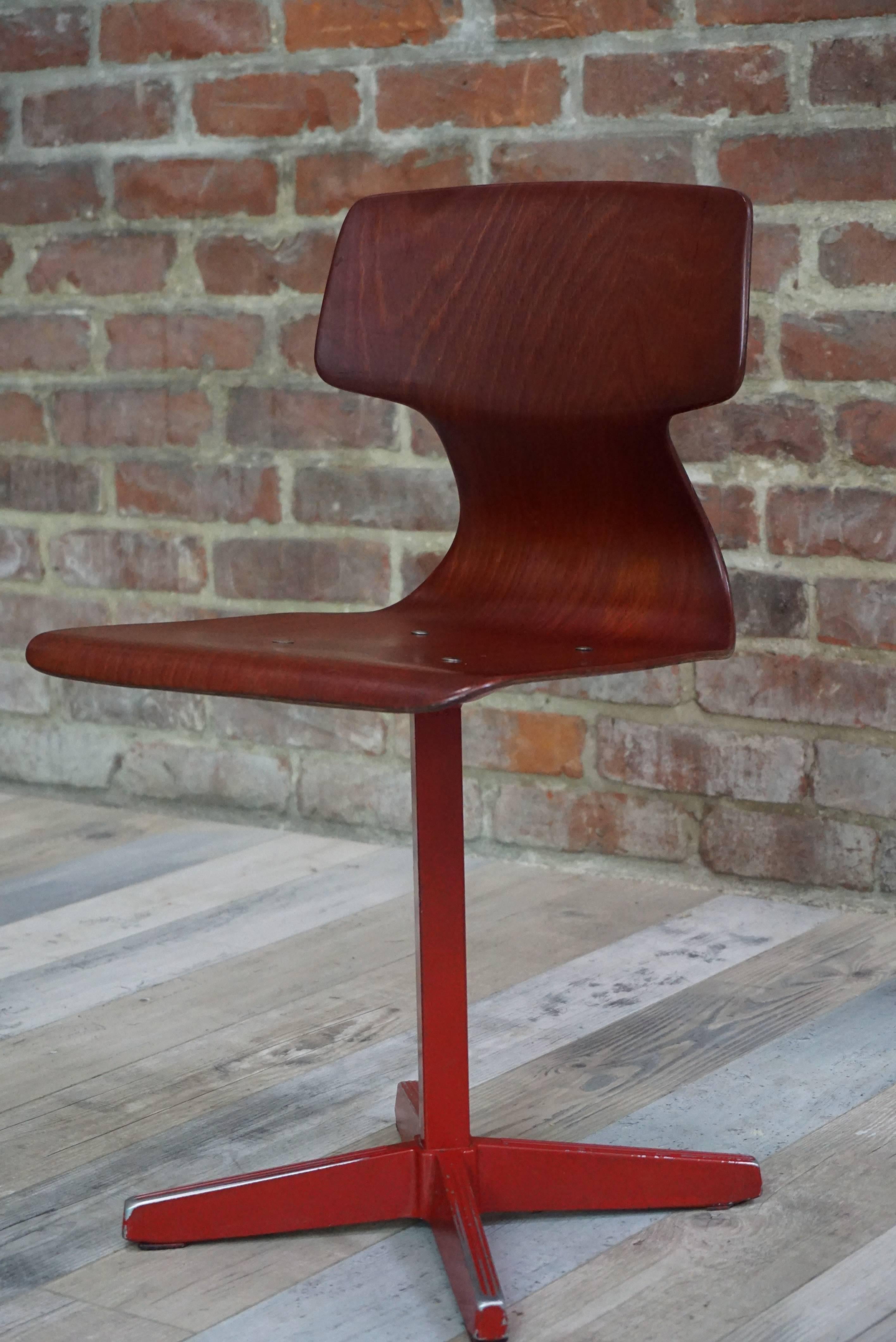 Belle chaise estampillée et numérotée, produite à la fin des années 1950 et pendant les années 1960 pour des bâtiments publics (universités, ateliers, cantines). L'atelier Galvanitas était connu à l'époque pour sa qualité et sa durabilité : le métal
