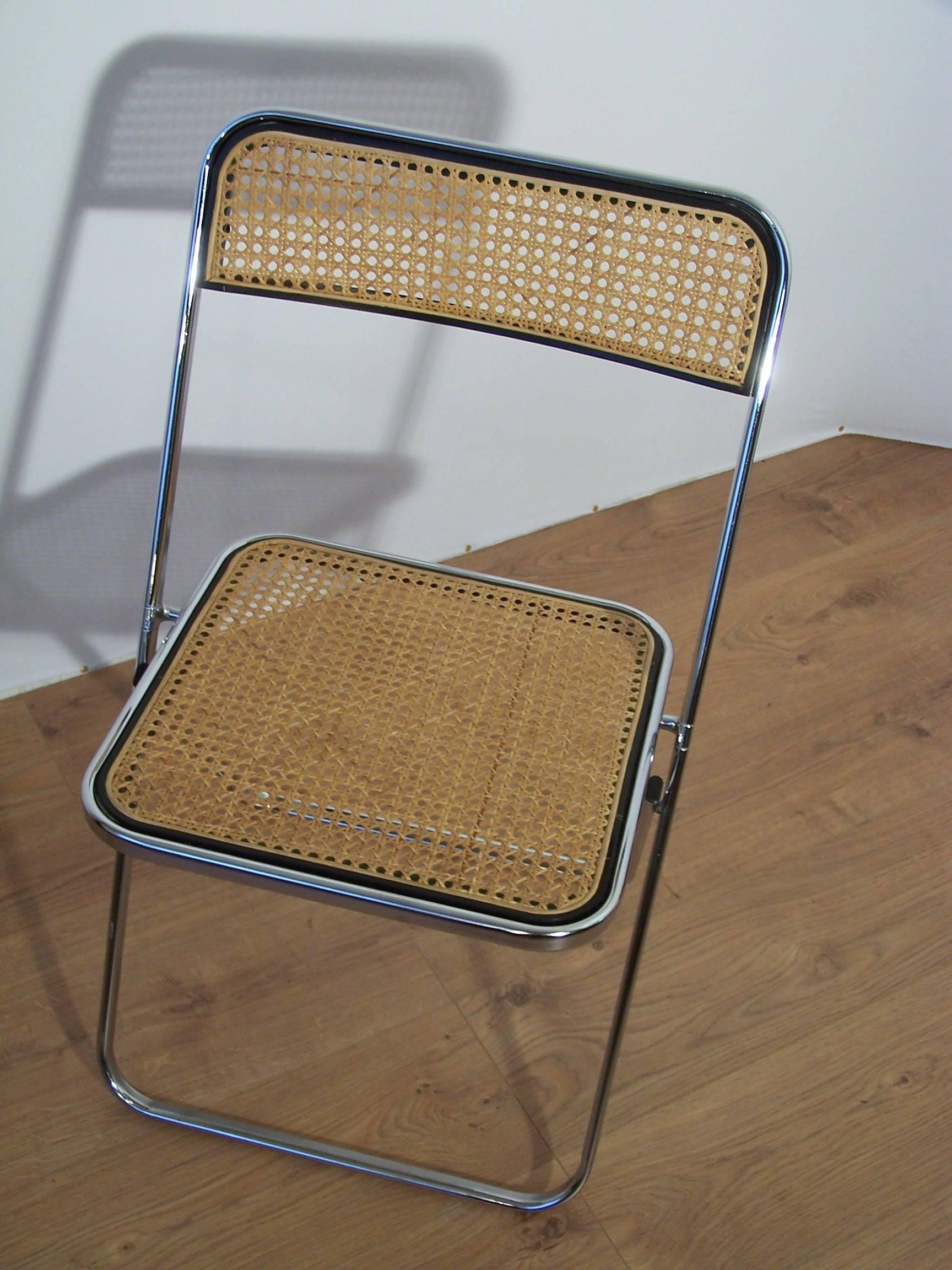 Practical and ultra design, this vintage chair is foldable.
Tribute to the iconic and famous Plia by Giancarlo Piretti, it has a chrome structure, a seat and a curved wicker back.