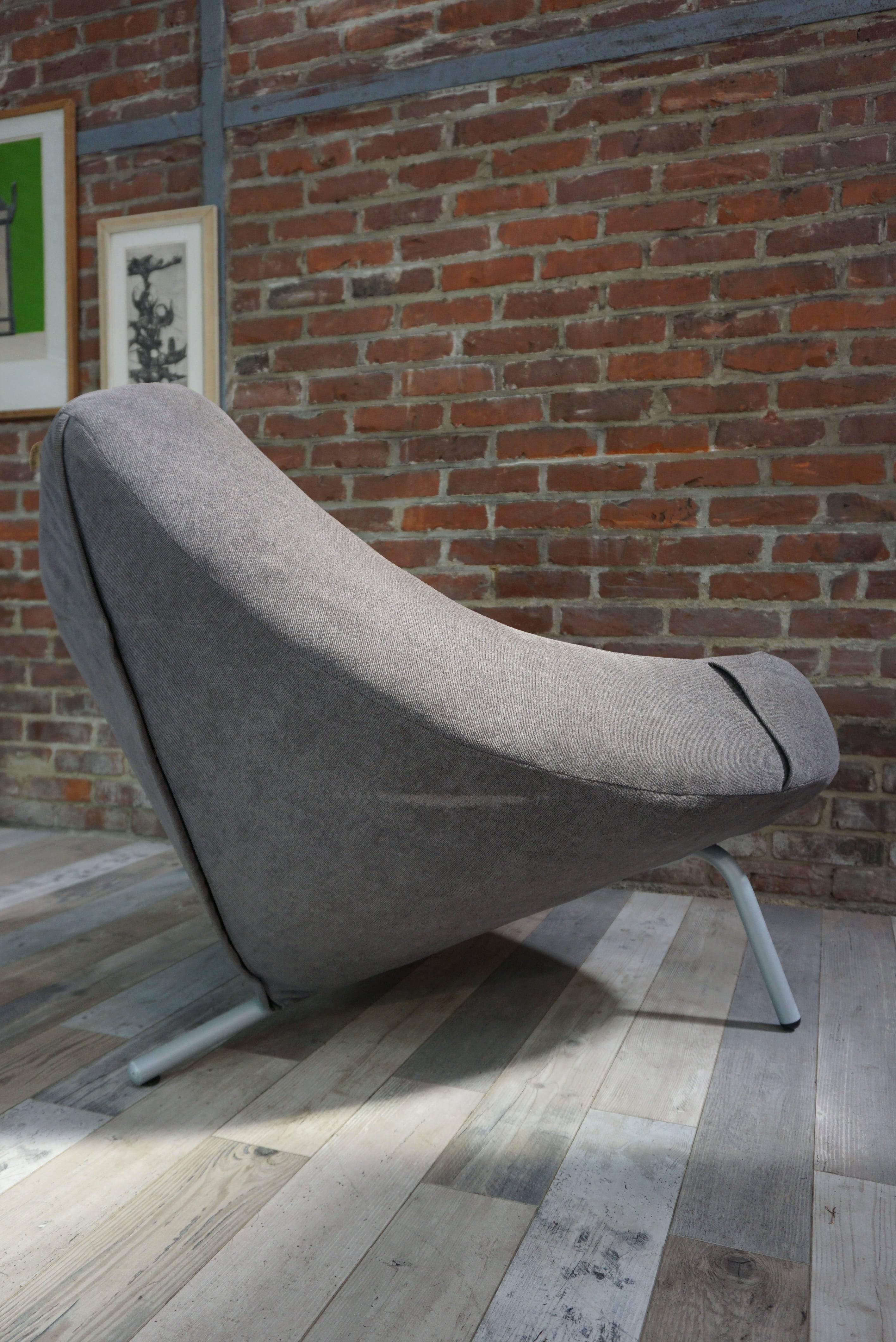 Inspired by George Nelson's coconut armchairs (1955), this lounge armchair, "Chili", design by Paul Falkenberg is incredibly comfortable. The point of the armchair supports the cervical, while the back is maintained thanks to dense and