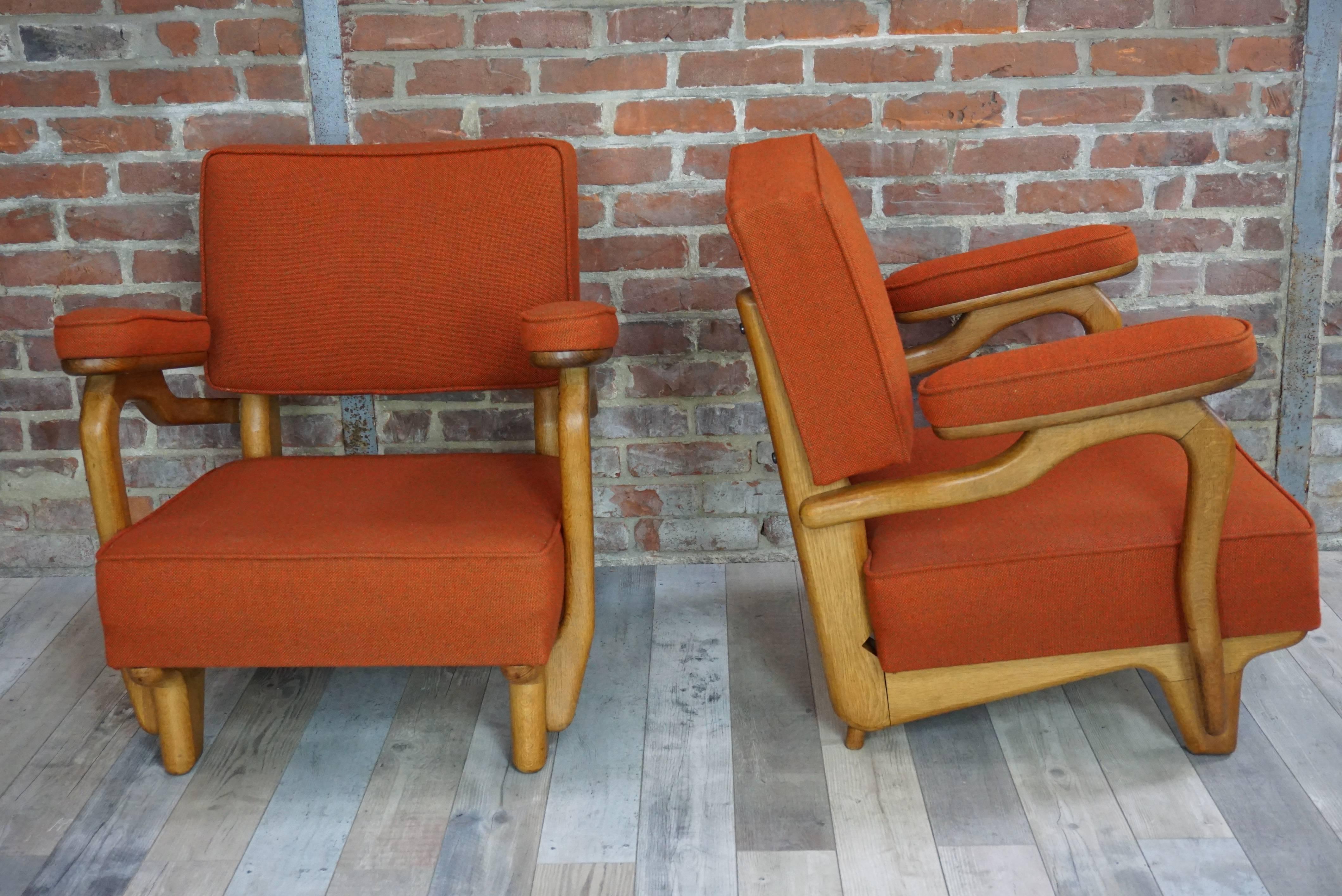 In excellent condition, unique (since this model is the only one currently on sale) and rare pair of French design lounge armchairs of the 1950s by Guillerme and Chambron: structure in solid oak, fabric and orange red wool. Splendid!
