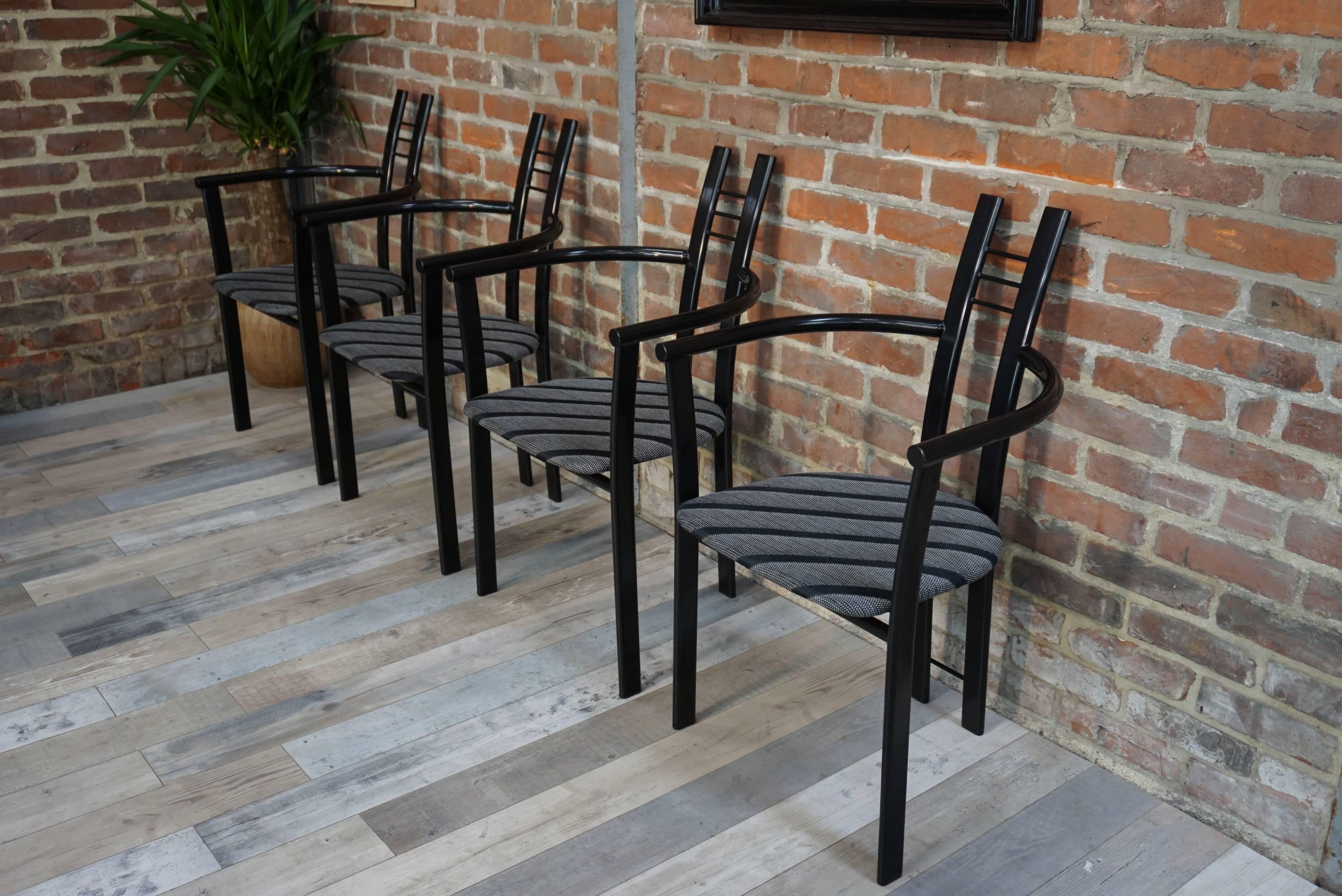 Tendency and very beautiful, these four chairs, robust and Italian design of the 1980s, have an aerial structure in black lacquered metal.
Comfortable, the black tubular metal armrests have a height of 69 cm and a diameter of 3 cm.
The back in