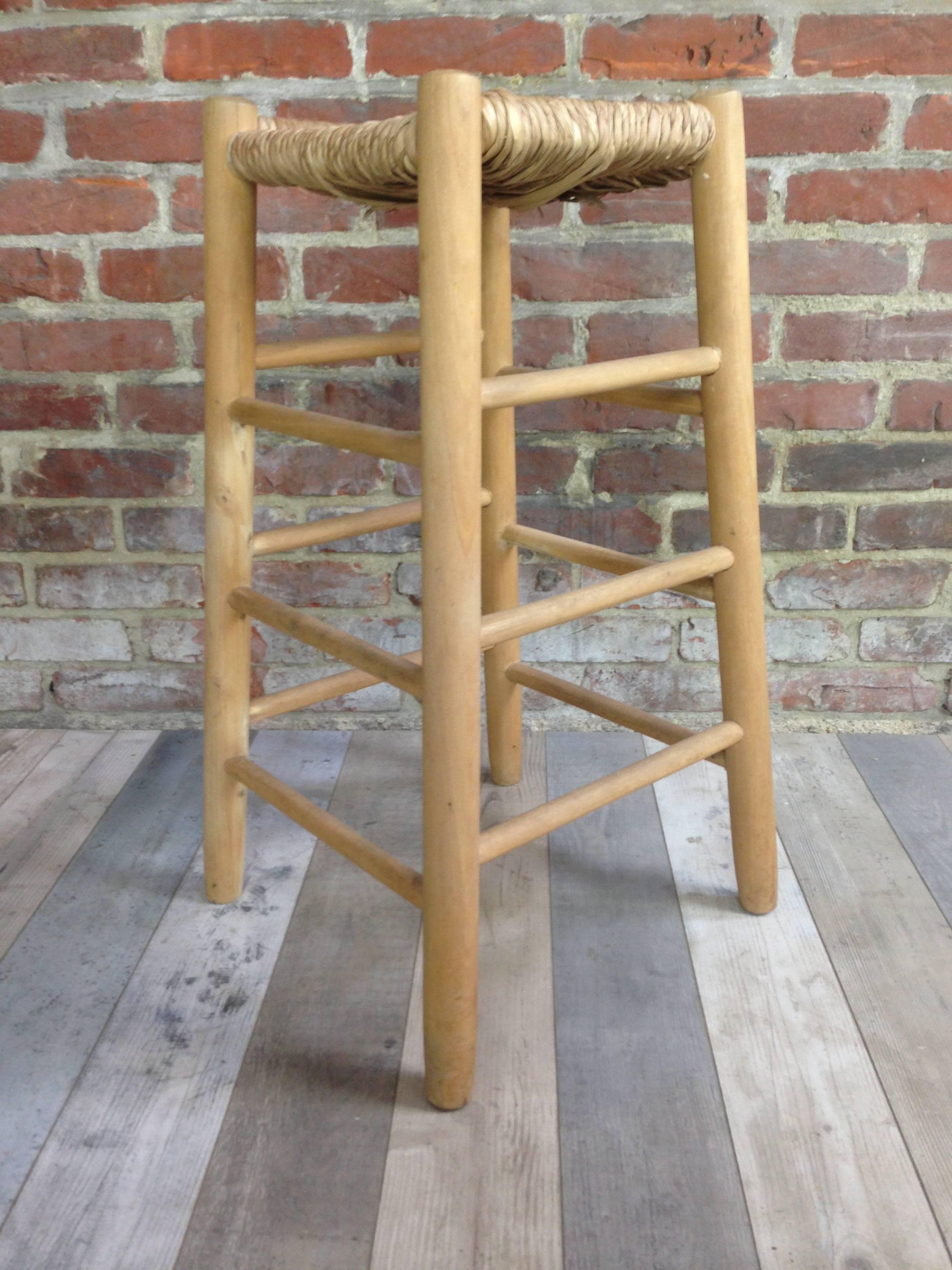 High stool French design of the 1950s in braided straw, on a wooden structure forming round frame.