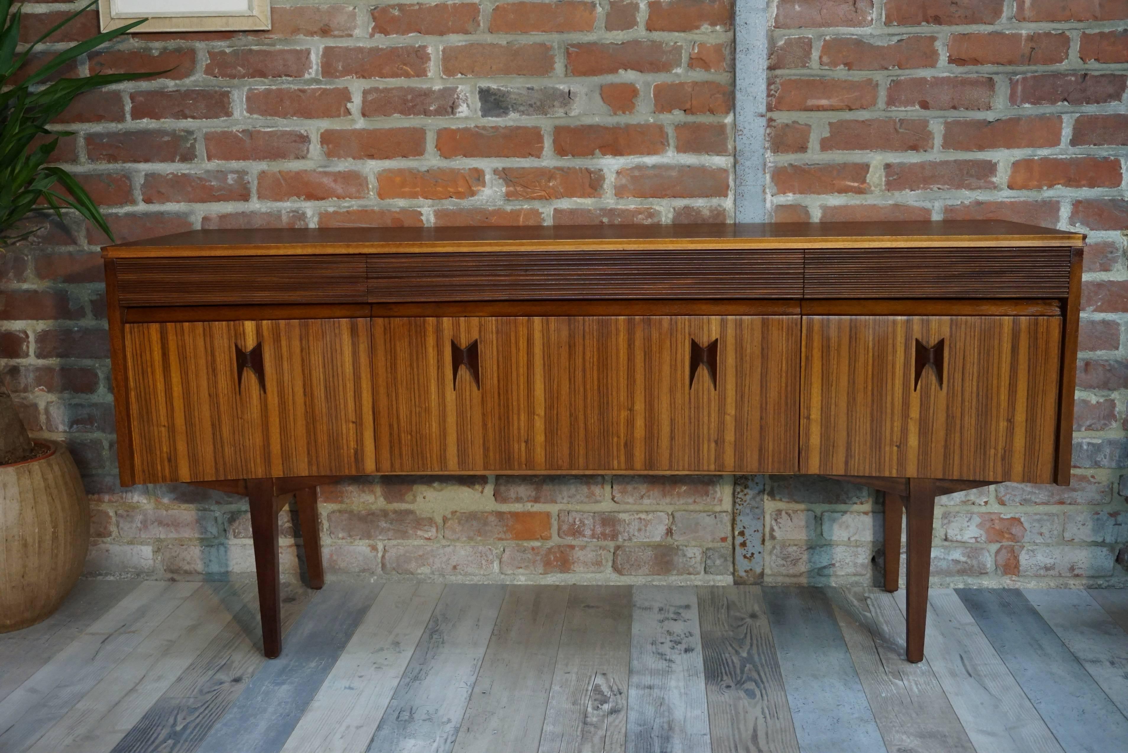 Splendid chest of drawers of the 1960s, Elliots Of Newbury design in rosewood and wood of zebrano (natural wood 