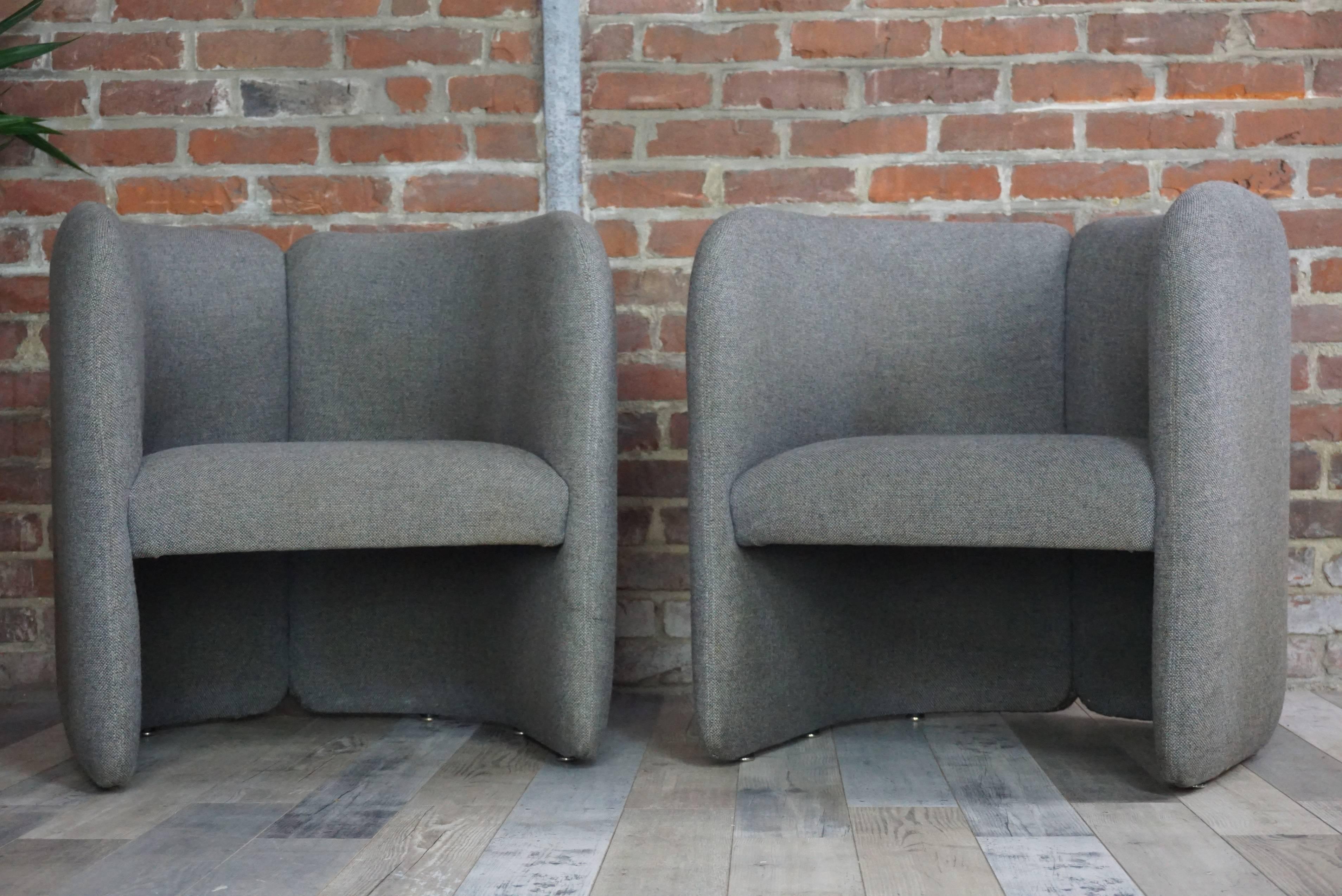 Comfortable, geometric and rounded, these Dutch design club armchairs in gray fabric recall the work of the famous Italian architect Eugenio Gerli.