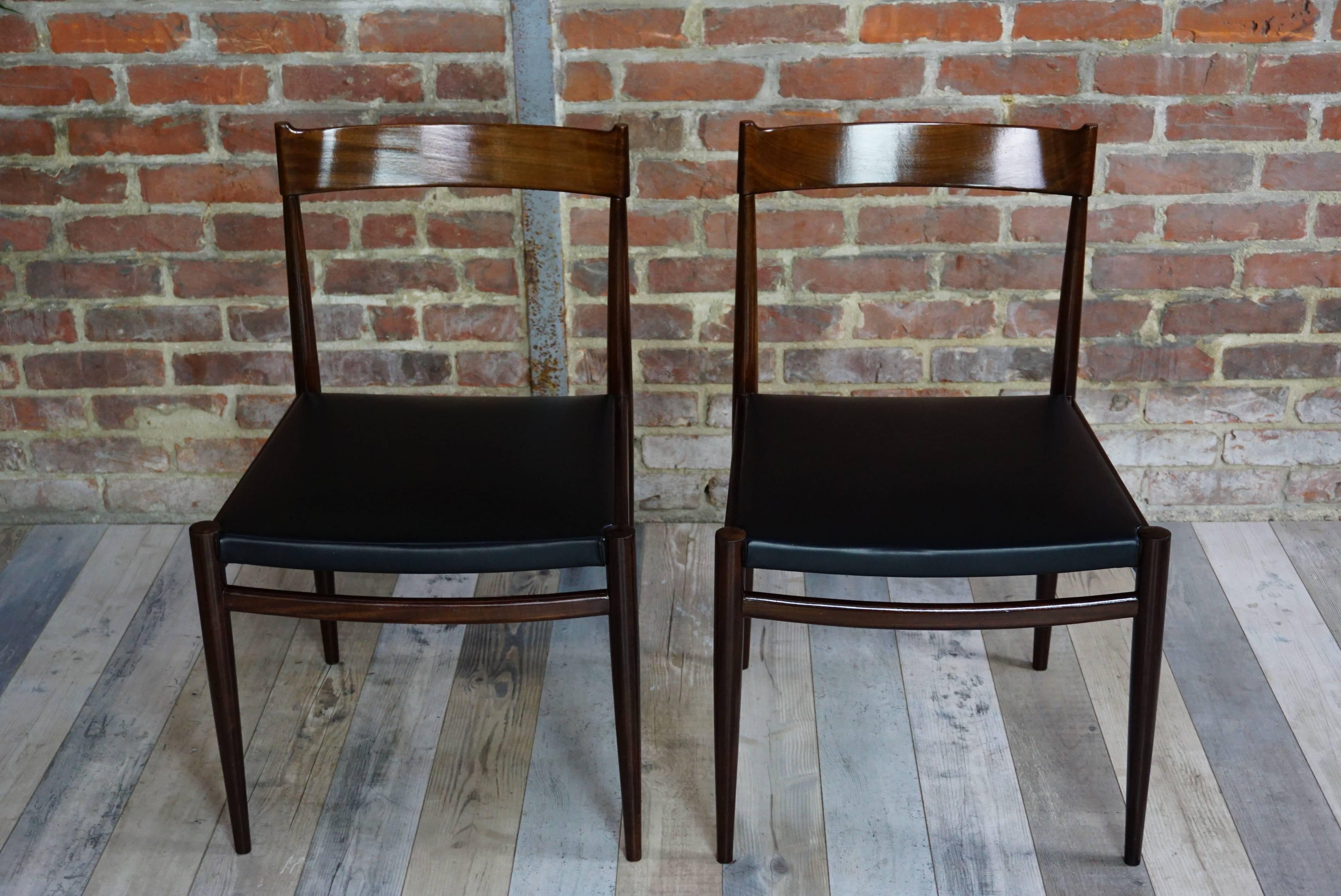 Work of the 1950s worthy of the famous designers of the Far North countries like Finn Juhl, these chairs have a structure in teak dark, a back slightly curved and a comfortable seat in imitation black leather.