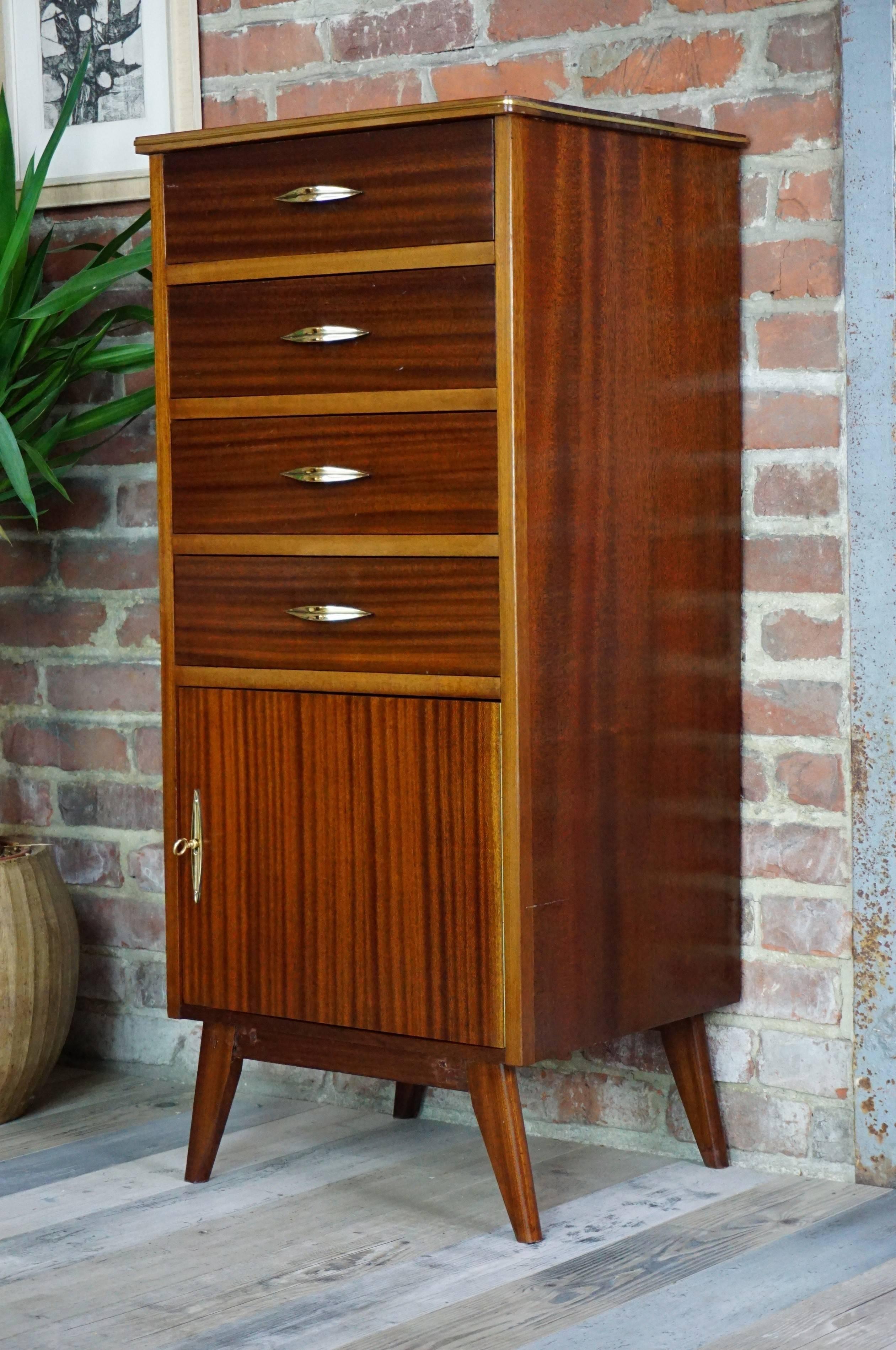 This high teak furniture design of the 1950s is very practical: compass feet, gilded metal handles, composed of four drawers and storage space downstairs ... a real space saving!