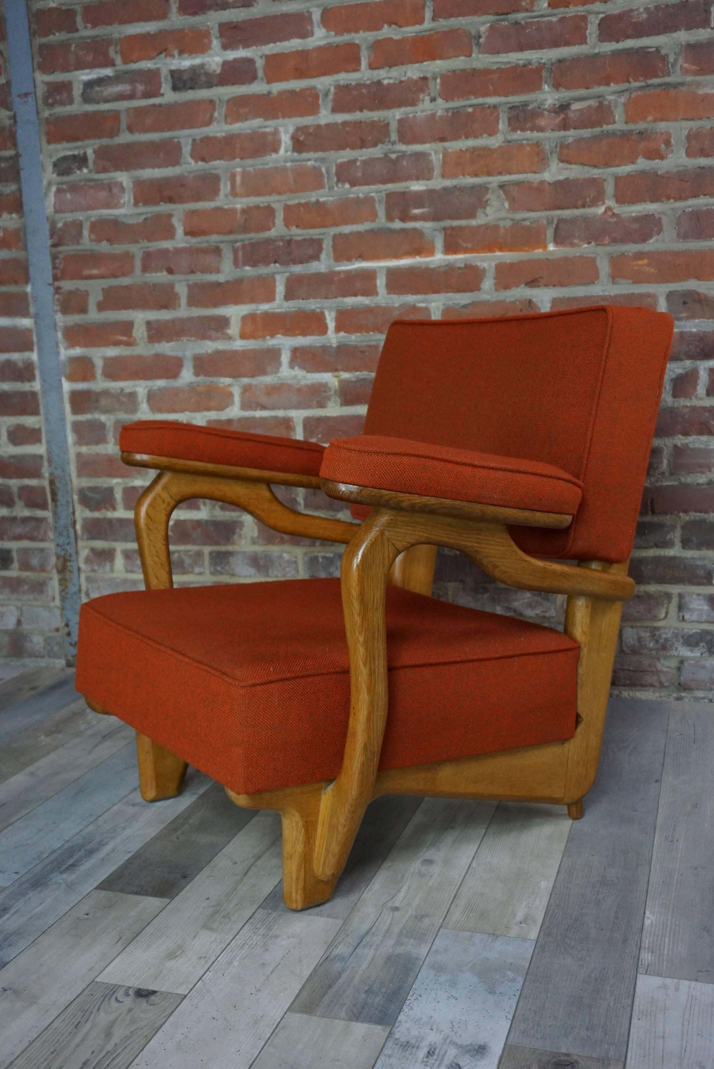 In excellent condition, unique (since this model is the only one currently on sale) and rare armchair of French design of the 1950s by Guillerme and Chambron: structure in solid oak, fabric and orange red wool. Splendid!