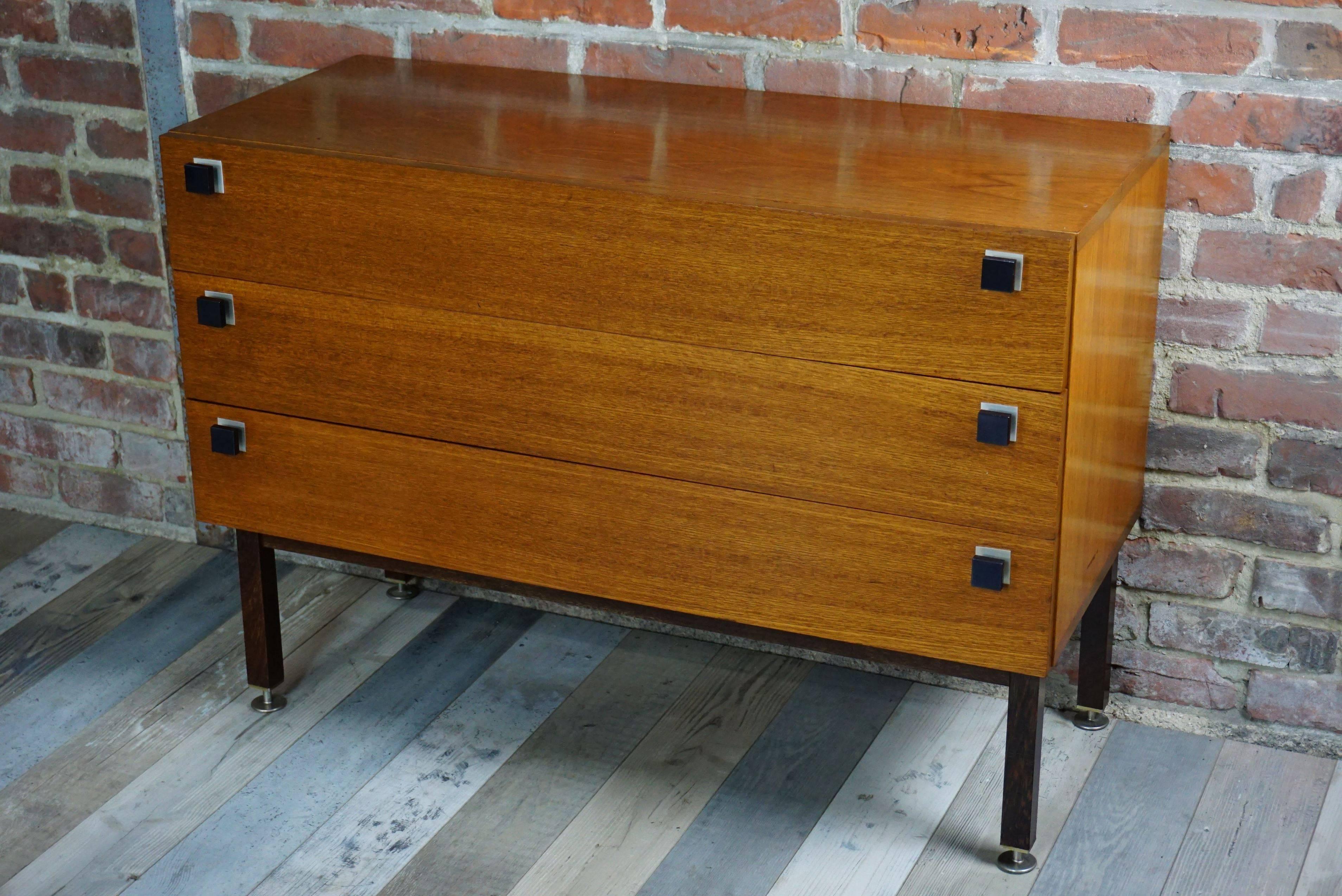 Design, vintage and practical chest of drawers of the 1950s-1960s by the Dutch house Combineurop. It consists of 3 large drawers, a teak structure, black metal handles, sober lines, minimalist, angular and squared section base.