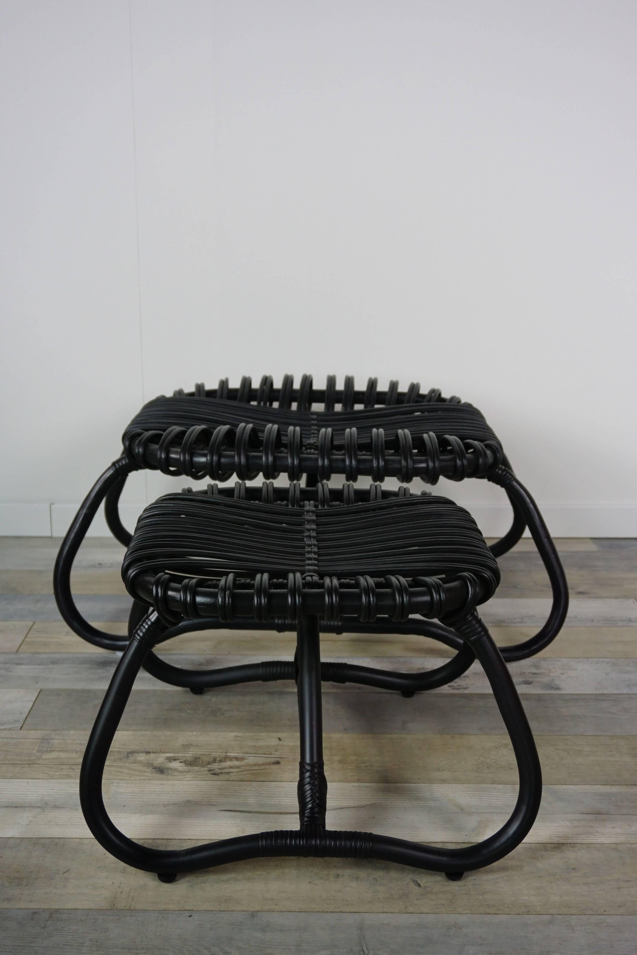 Ensemble de fauteuil en rotin noir avec pouf et table d'appoint en vente 3
