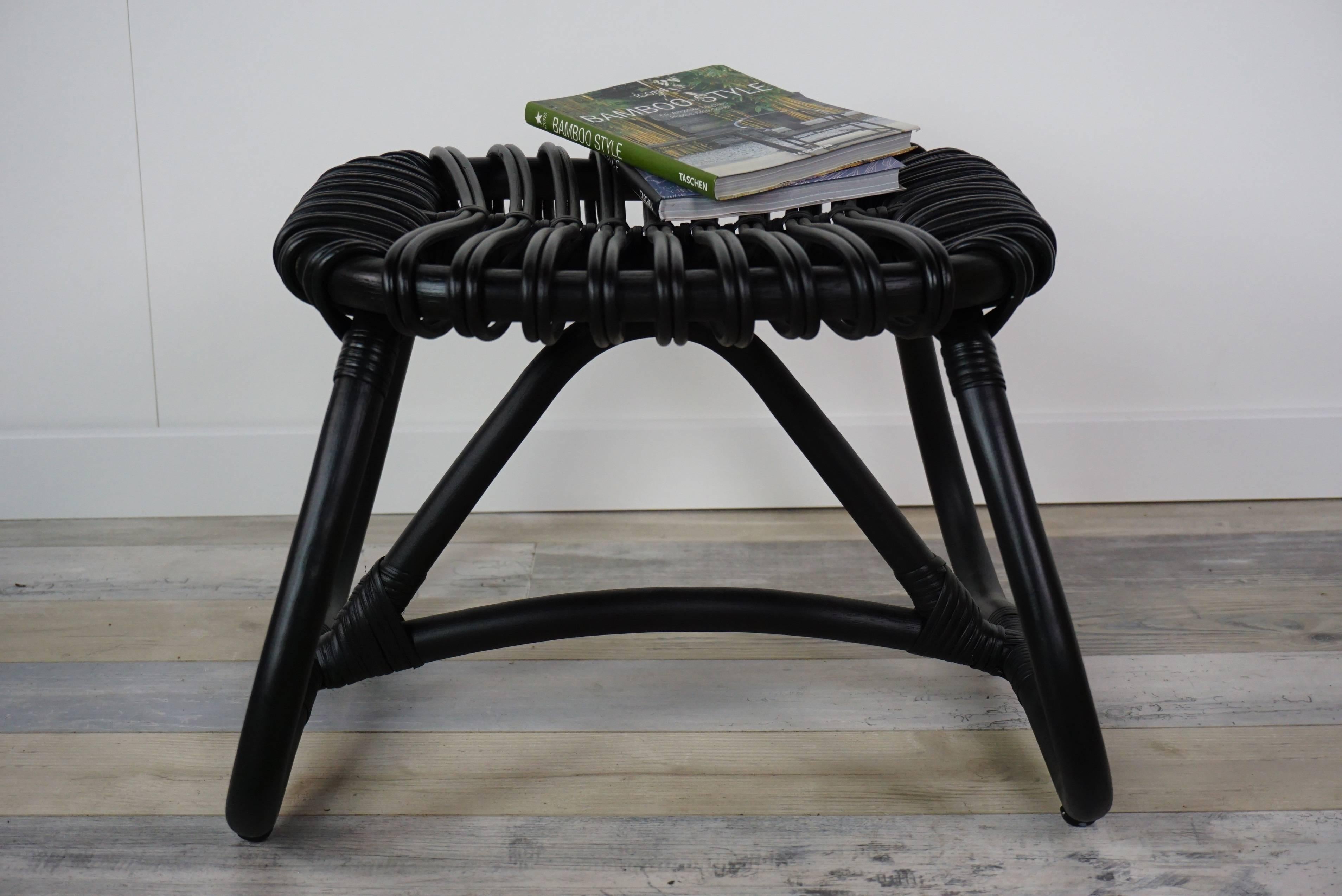 Ensemble de fauteuil en rotin noir avec pouf et table d'appoint en vente 2