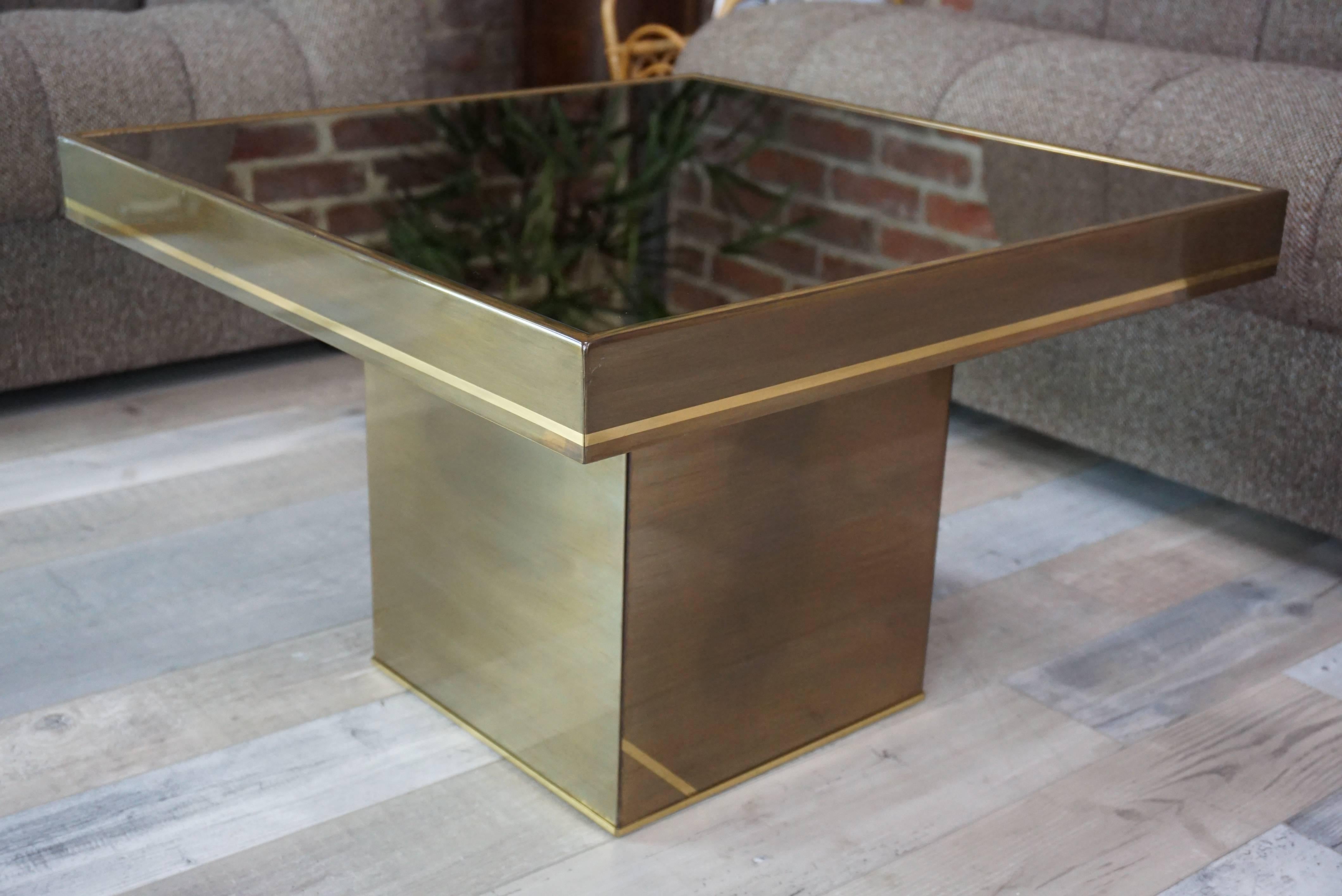 Prestance, shine and character for this coffee table, Dutch design at the manner of Georges Mathias and Roger Vanhevel, in bronze varnished metal bronzed tinted mirror and brass edging. A centerpiece in your interior in excellent condition.