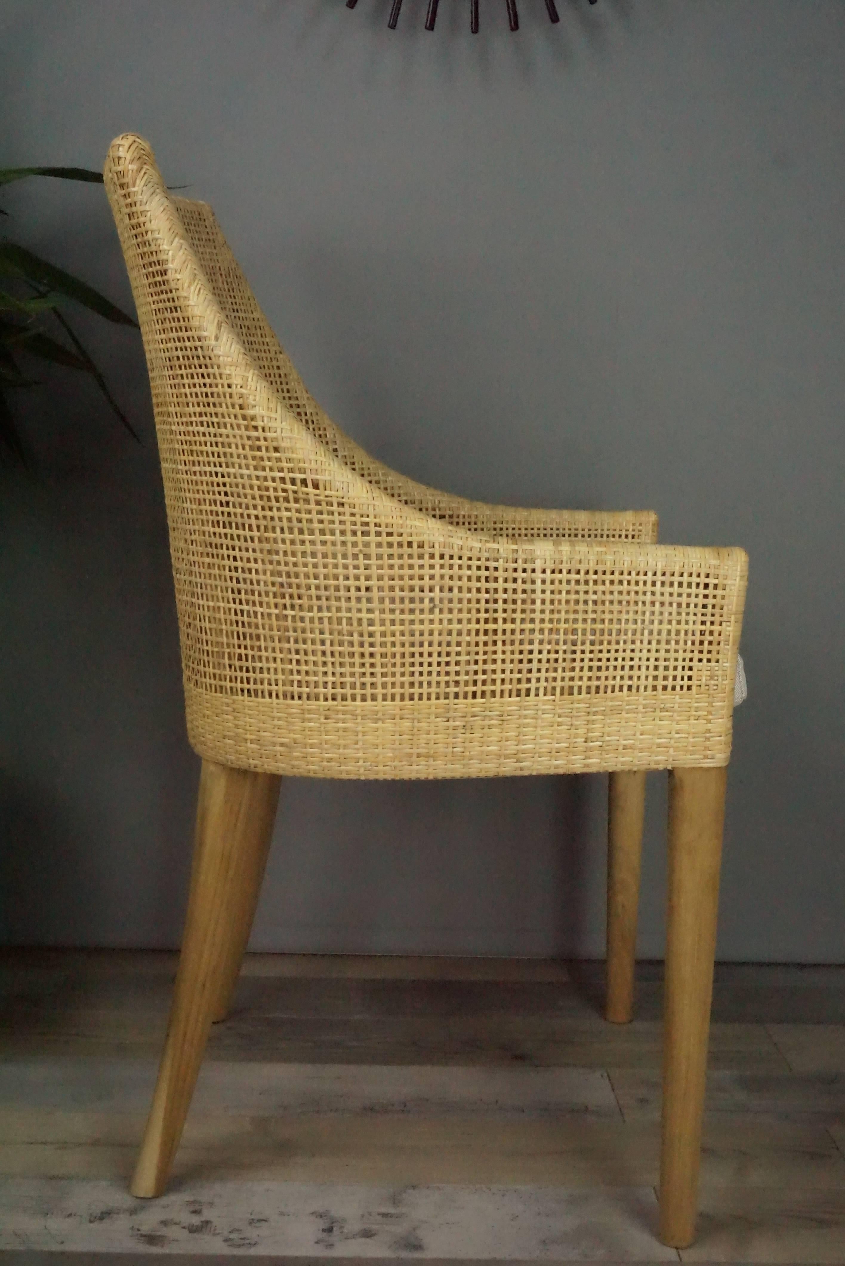 Elegant set of six rattan armchairs with a structure in natural teak combining quality, robustness and class. They will be perfect on your terrace, in your veranda, your winter garden, around the dining table and even in your office! In excellent