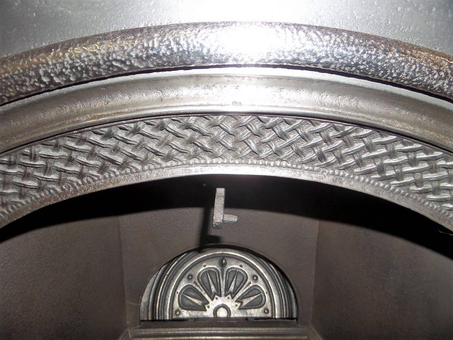 Antique Victorian arched highlighted fireplace insert. Finished in a traditional black polish and a clear semi polish on the pattern. Complete with a replacement fire back and damper plate, circa 1840.