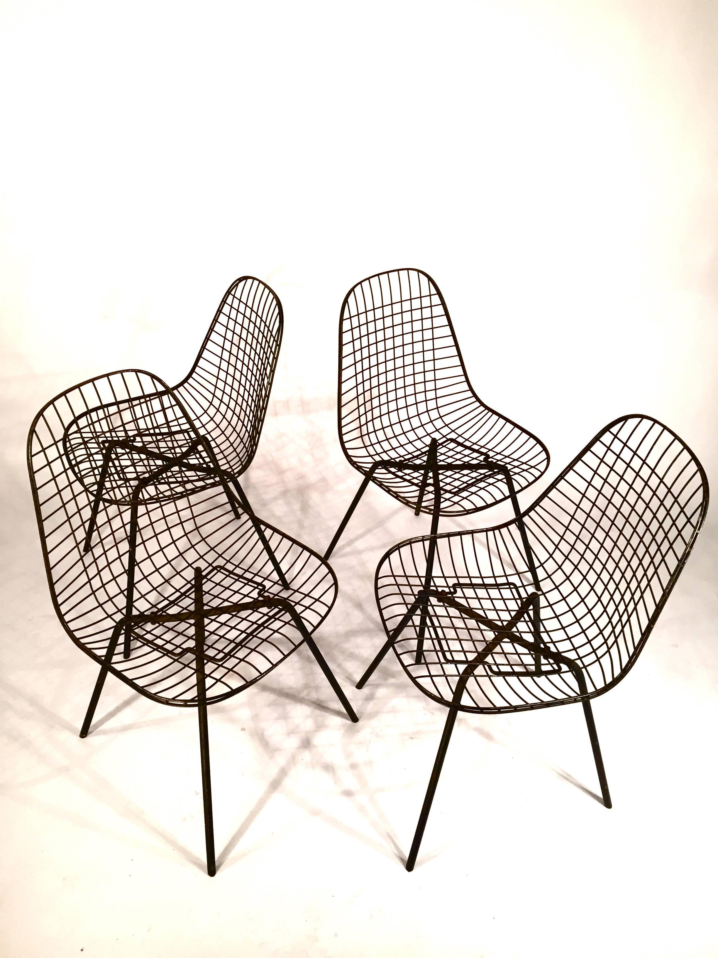 Set of Four Early Charles Eames Wire Chairs, 1950s In Good Condition For Sale In Lake Success, NY