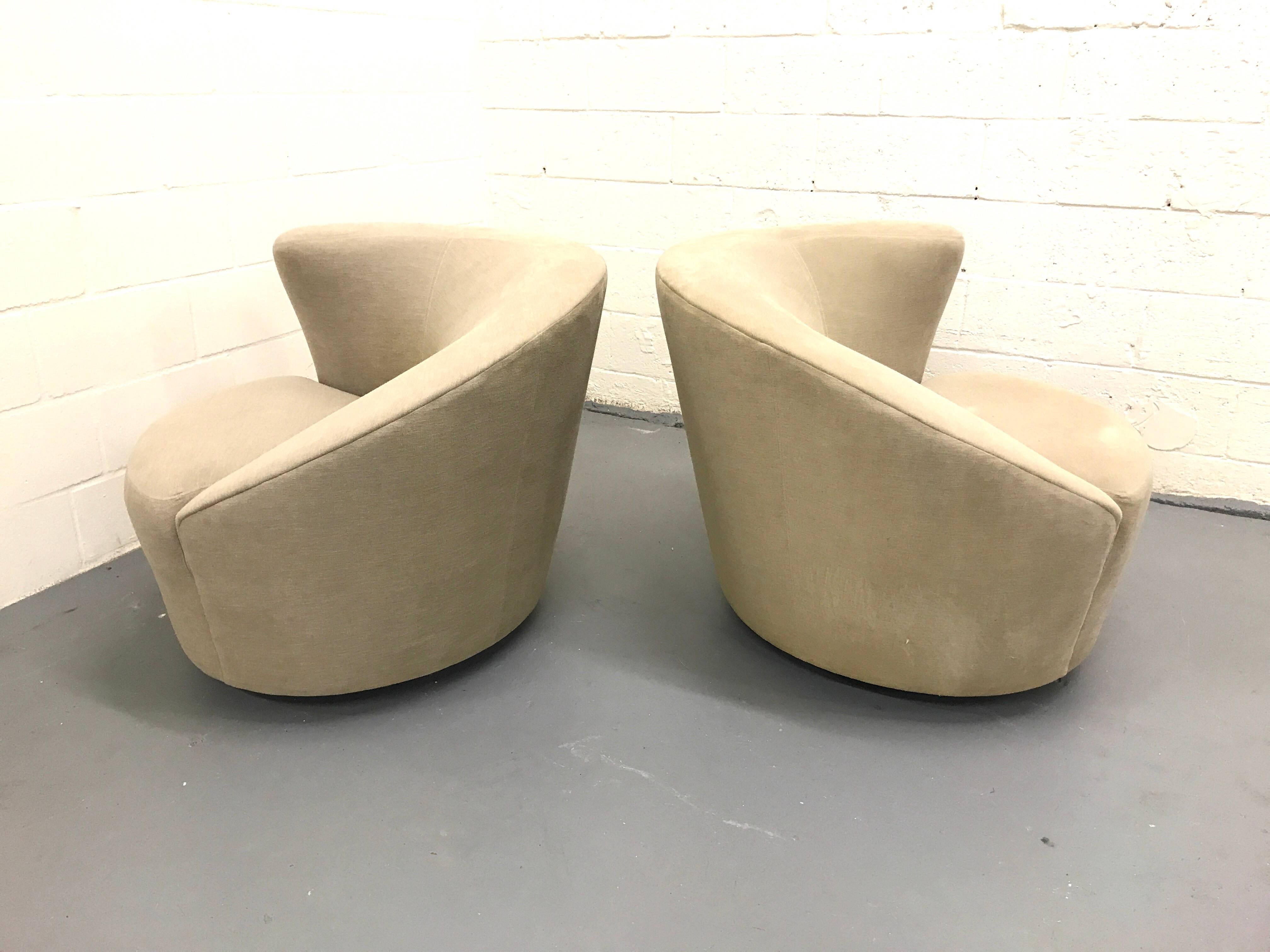Pair of Swivel Lounge Chairs and Ottoman by Vladimir Kagan For Sale 2