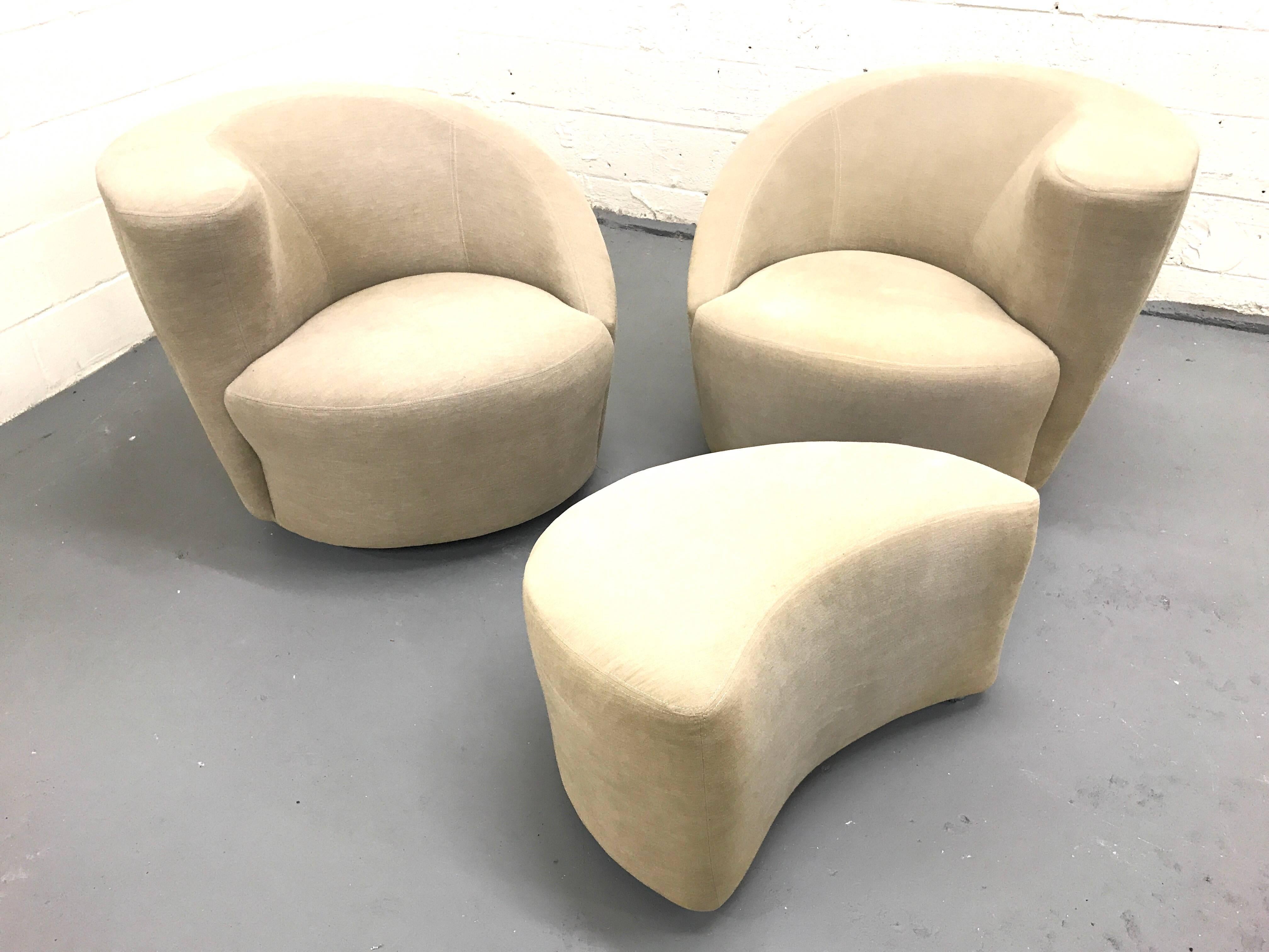 Pair of swivel Nautilus lounge chairs and ottoman by Vladimir Kagan, USA, 1990s

Dimensions of ottoman :
Width 29.50 inches
Depth 20 inches
Height 17 inches.