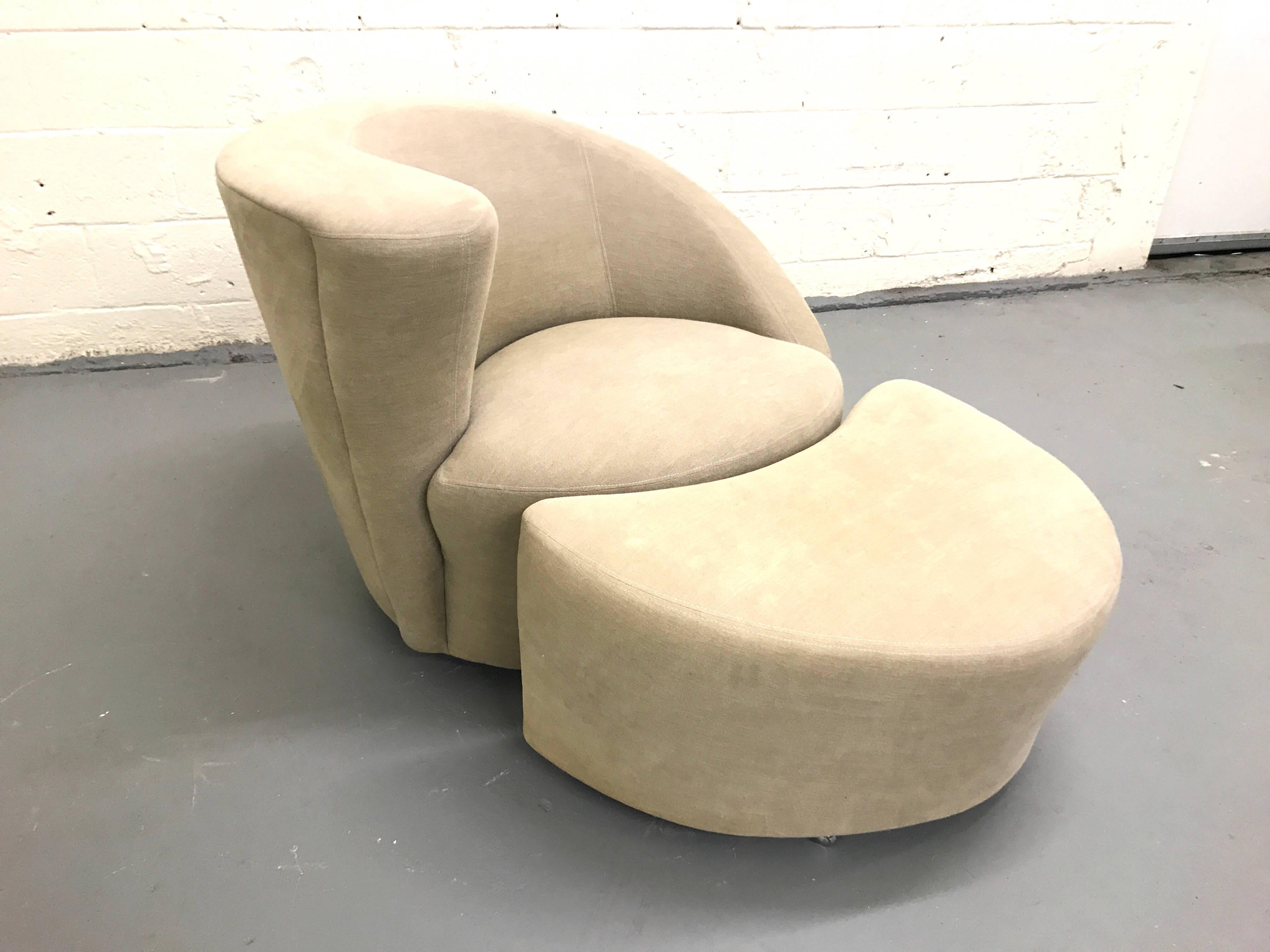 Pair of Swivel Lounge Chairs and Ottoman by Vladimir Kagan For Sale 4
