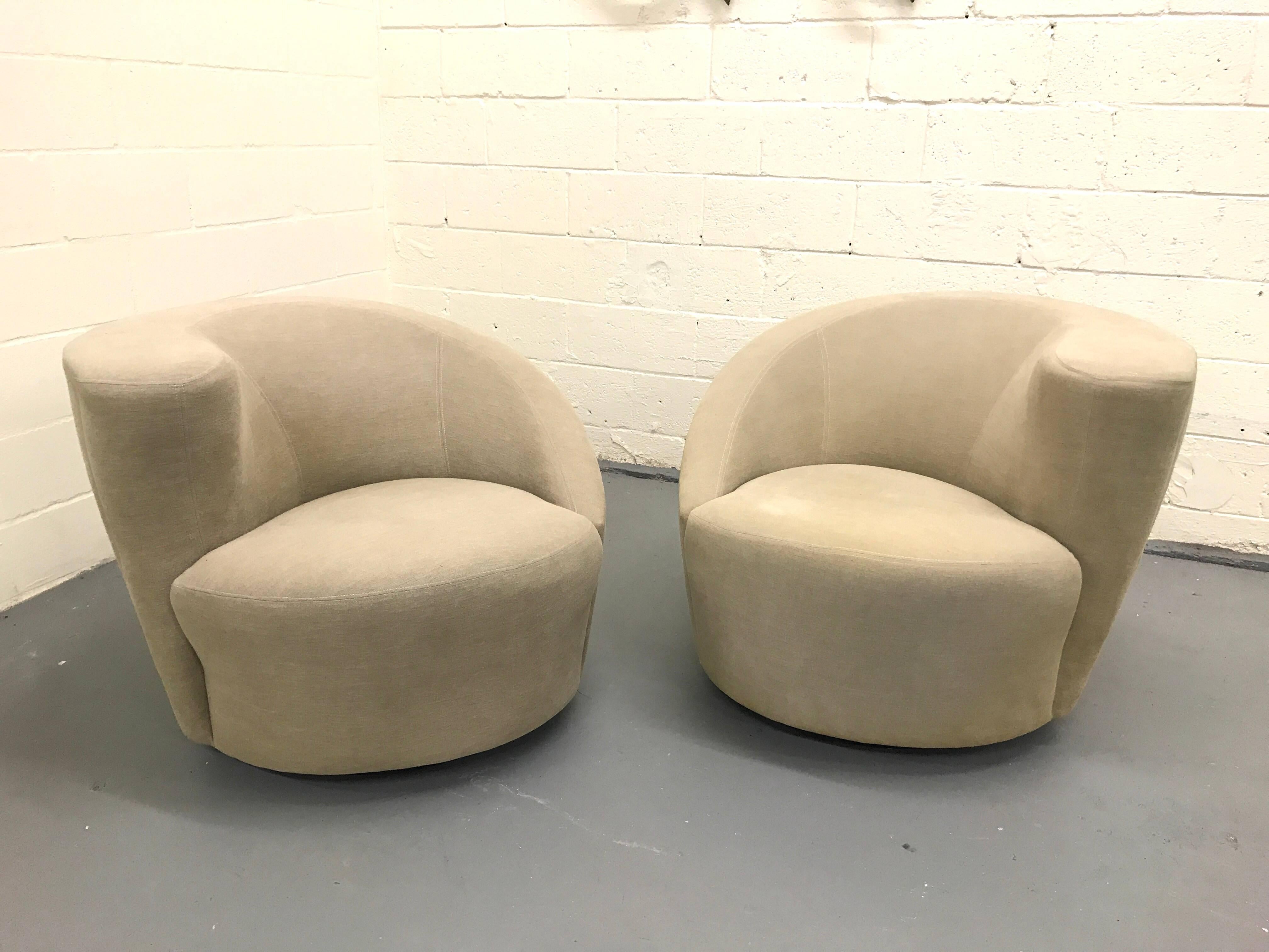 American Pair of Swivel Lounge Chairs and Ottoman by Vladimir Kagan For Sale