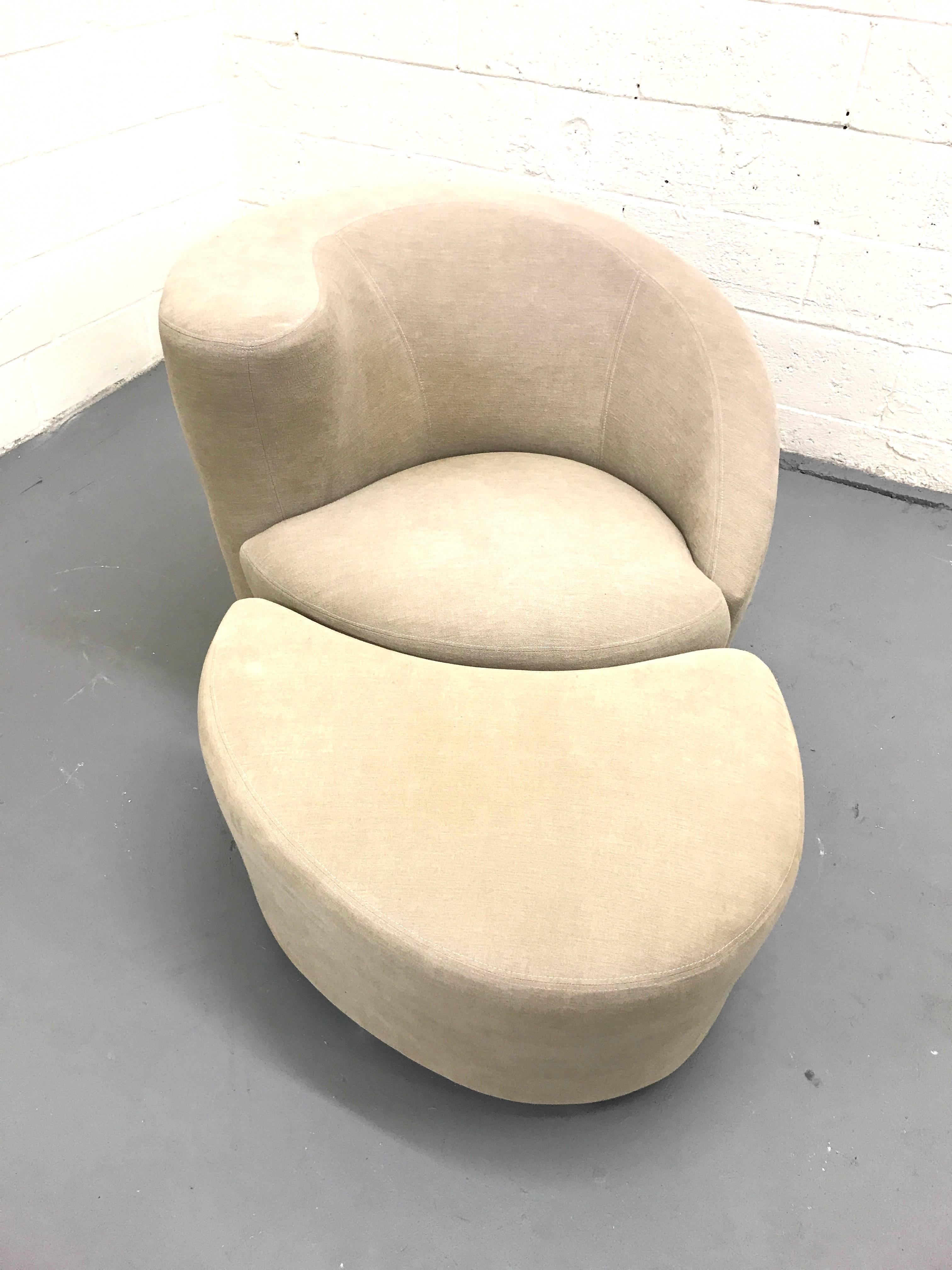Pair of Swivel Lounge Chairs and Ottoman by Vladimir Kagan For Sale 3