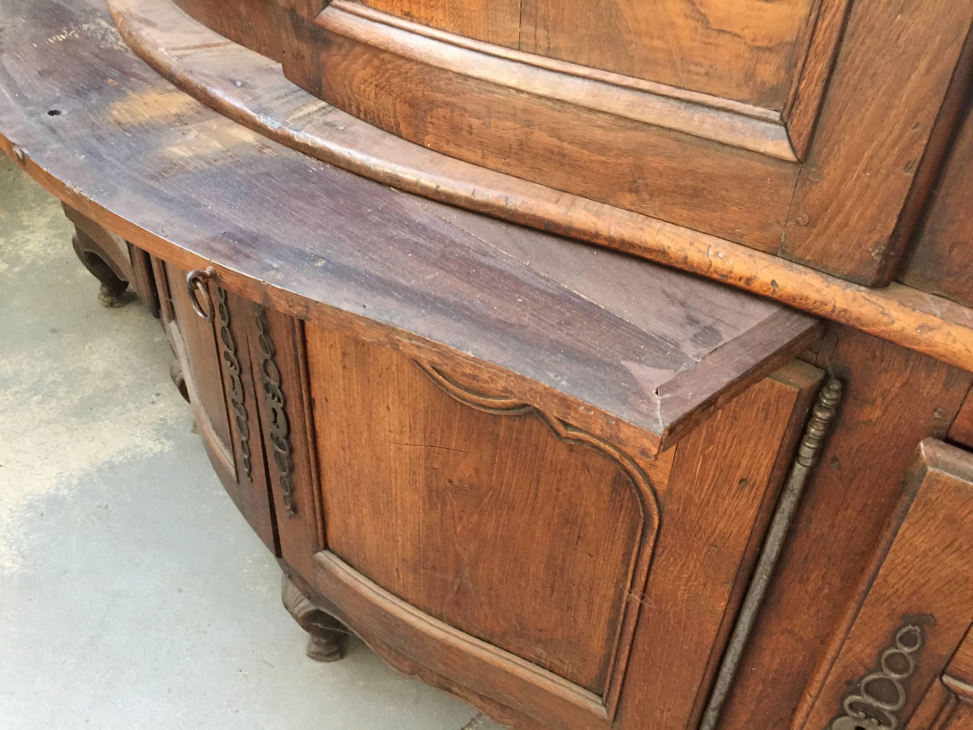 Large 18th Century  French Buffet with Generous and Curved Shape For Sale 3