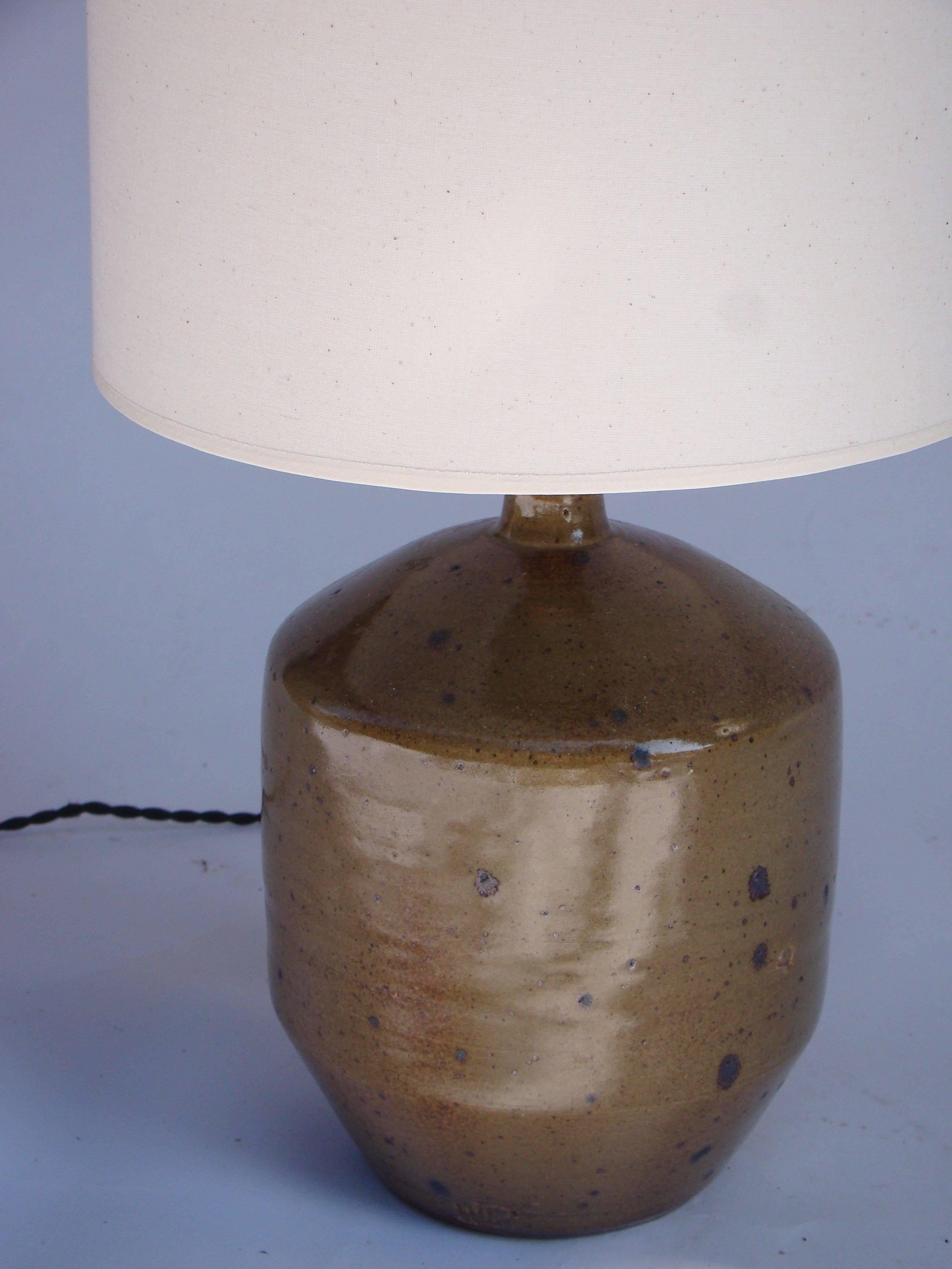 Ceramic table lamp by Pierre Digan, La Borne, circa 1960.

Handwritten signature under the base.