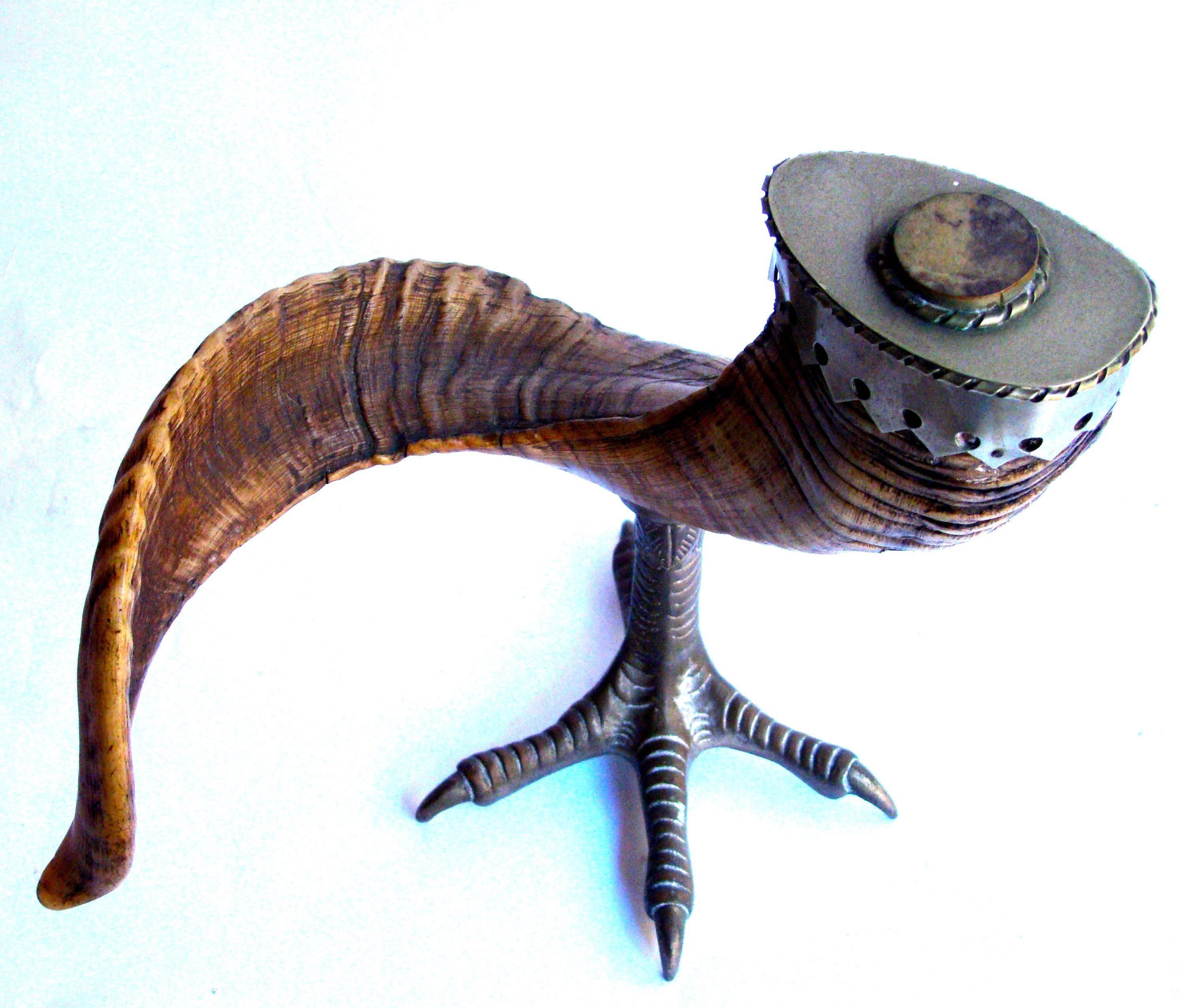 Decorative object decorated with a natural horn and a bronze bird foot, circa 1970.

Sources: Directly from the artist.

  