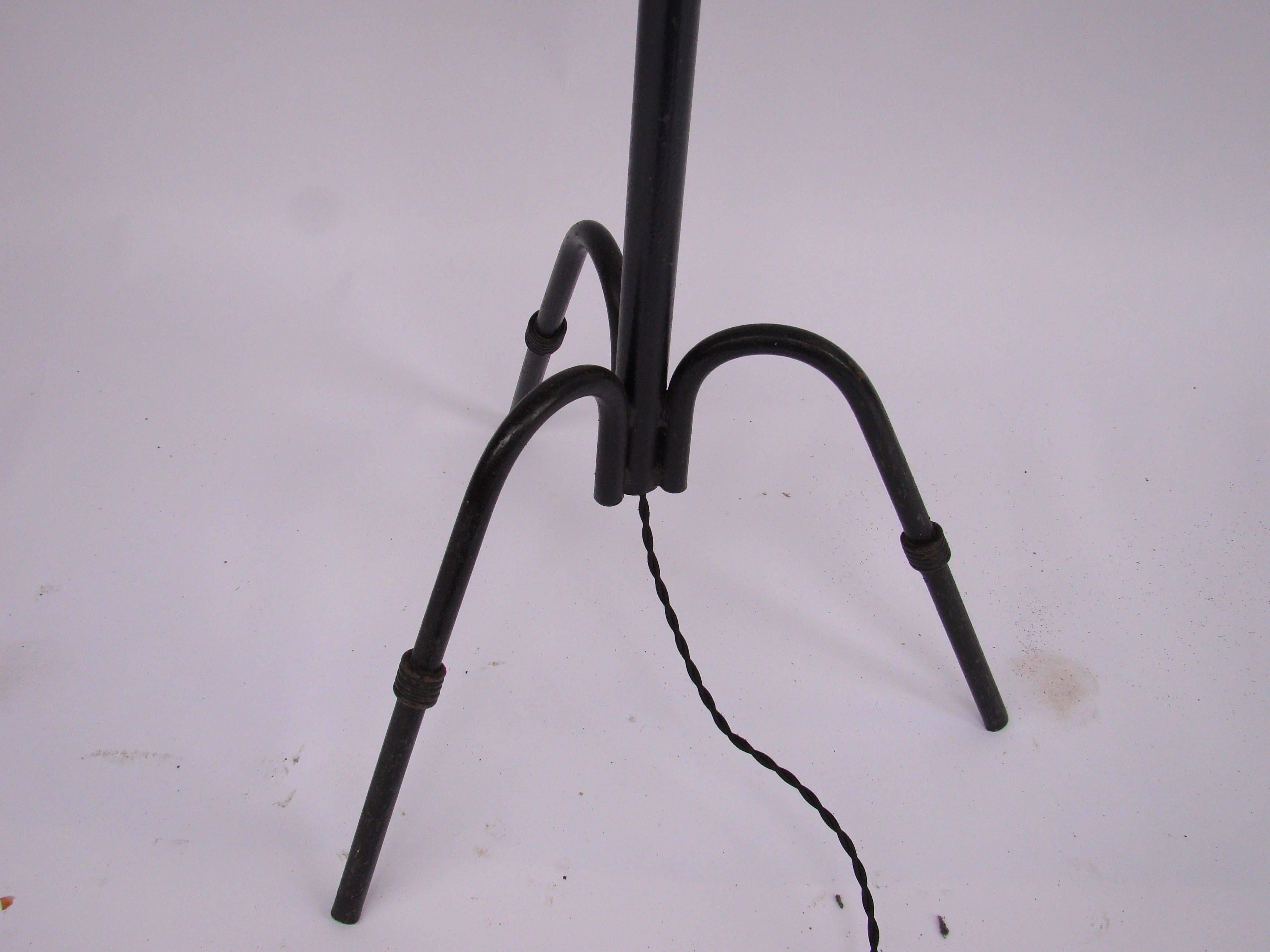 1960s, French Burnished Black Wrought Iron Floor Lamp In Good Condition For Sale In Saint-Ouen, FR