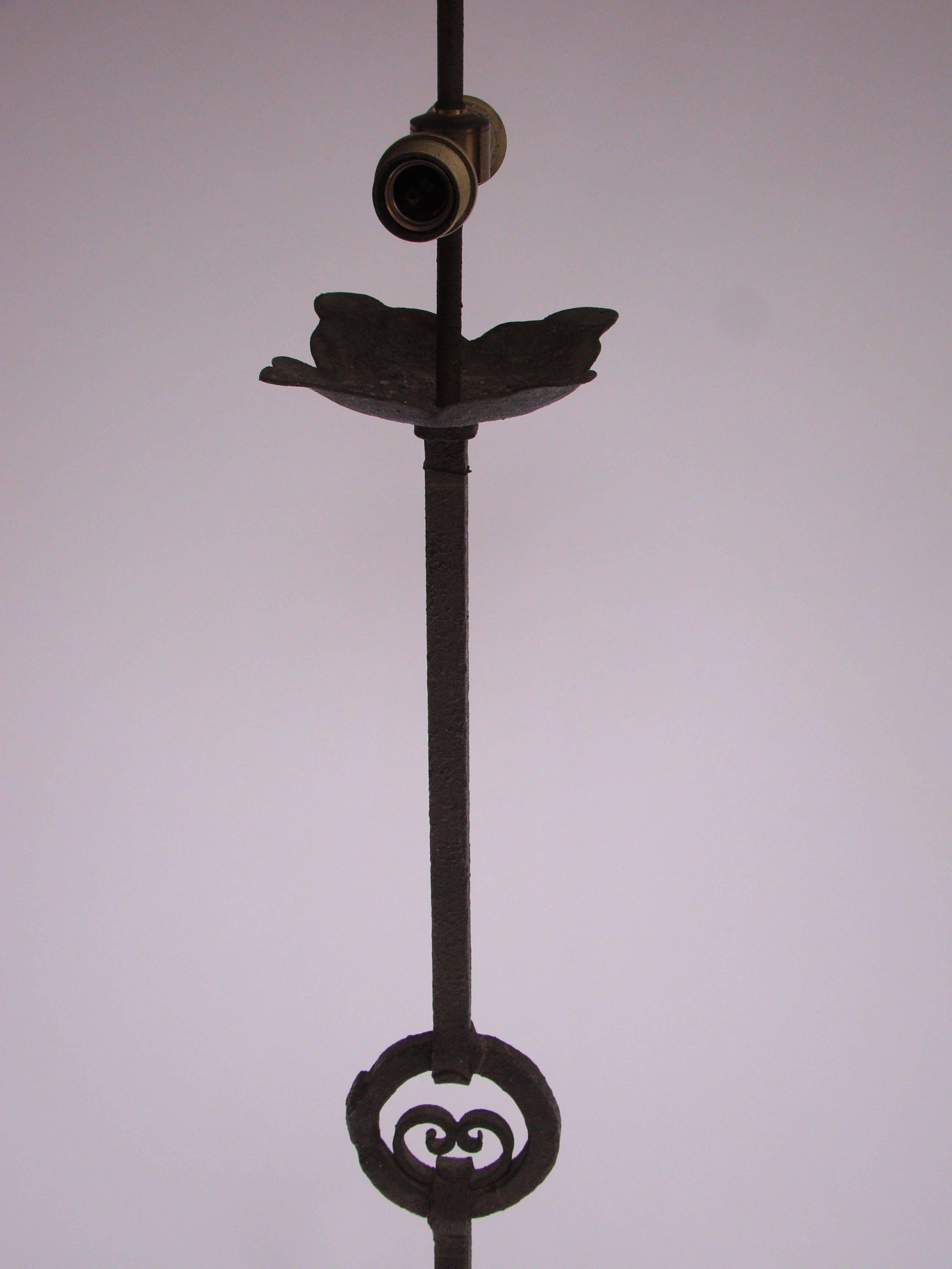 1940s French Wrought Iron Floor Lamp In Good Condition For Sale In Saint-Ouen, FR