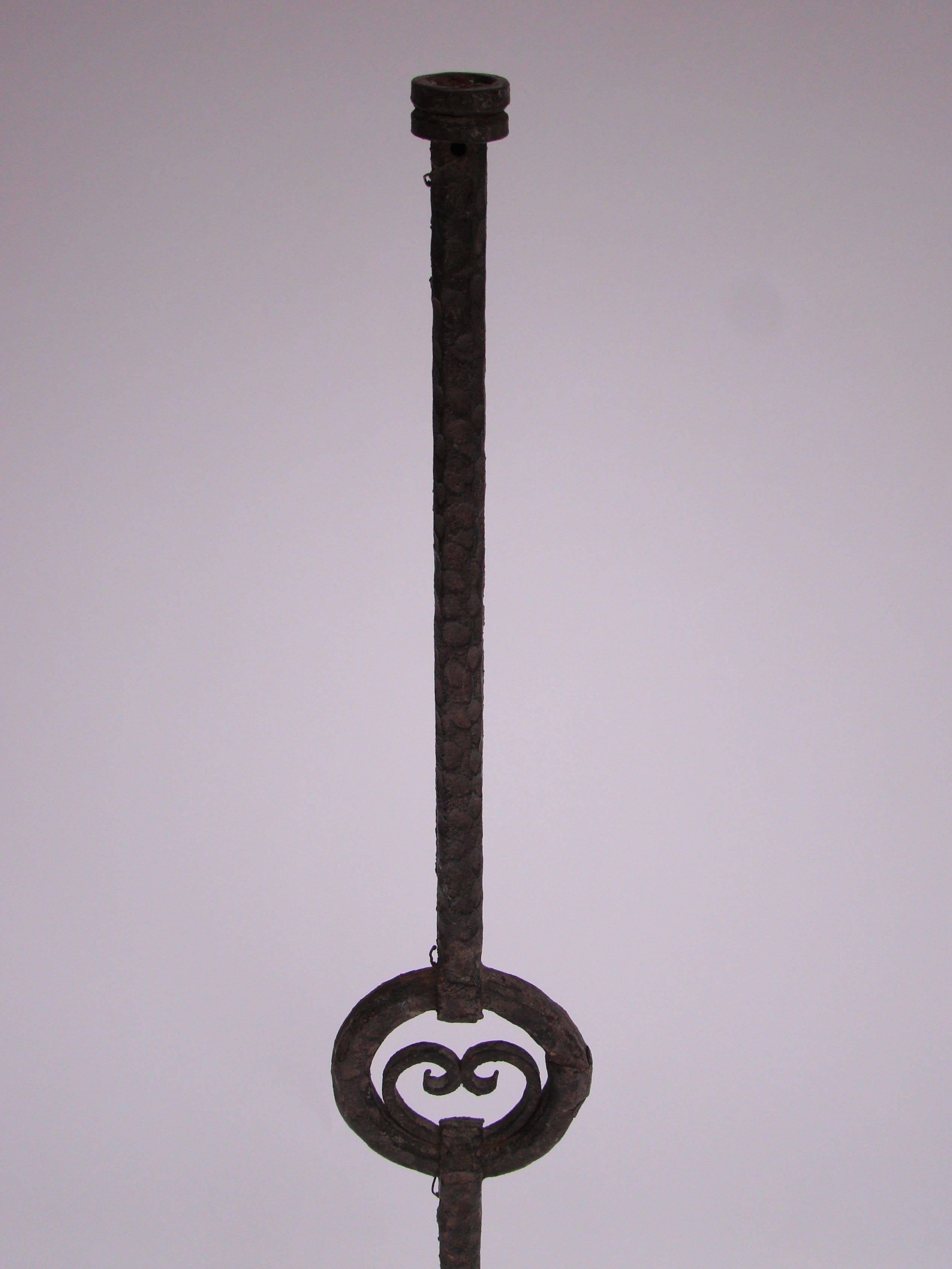 Original floor lamp in wrought iron decorated with a scrolling medallion, circa 1940.
The lighting system is missing.