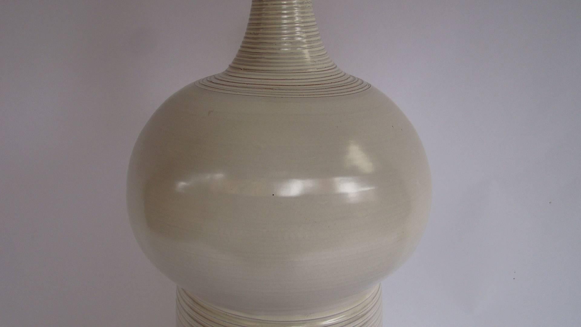 Large sculptural white ceramic table lamp, French, 1980s.